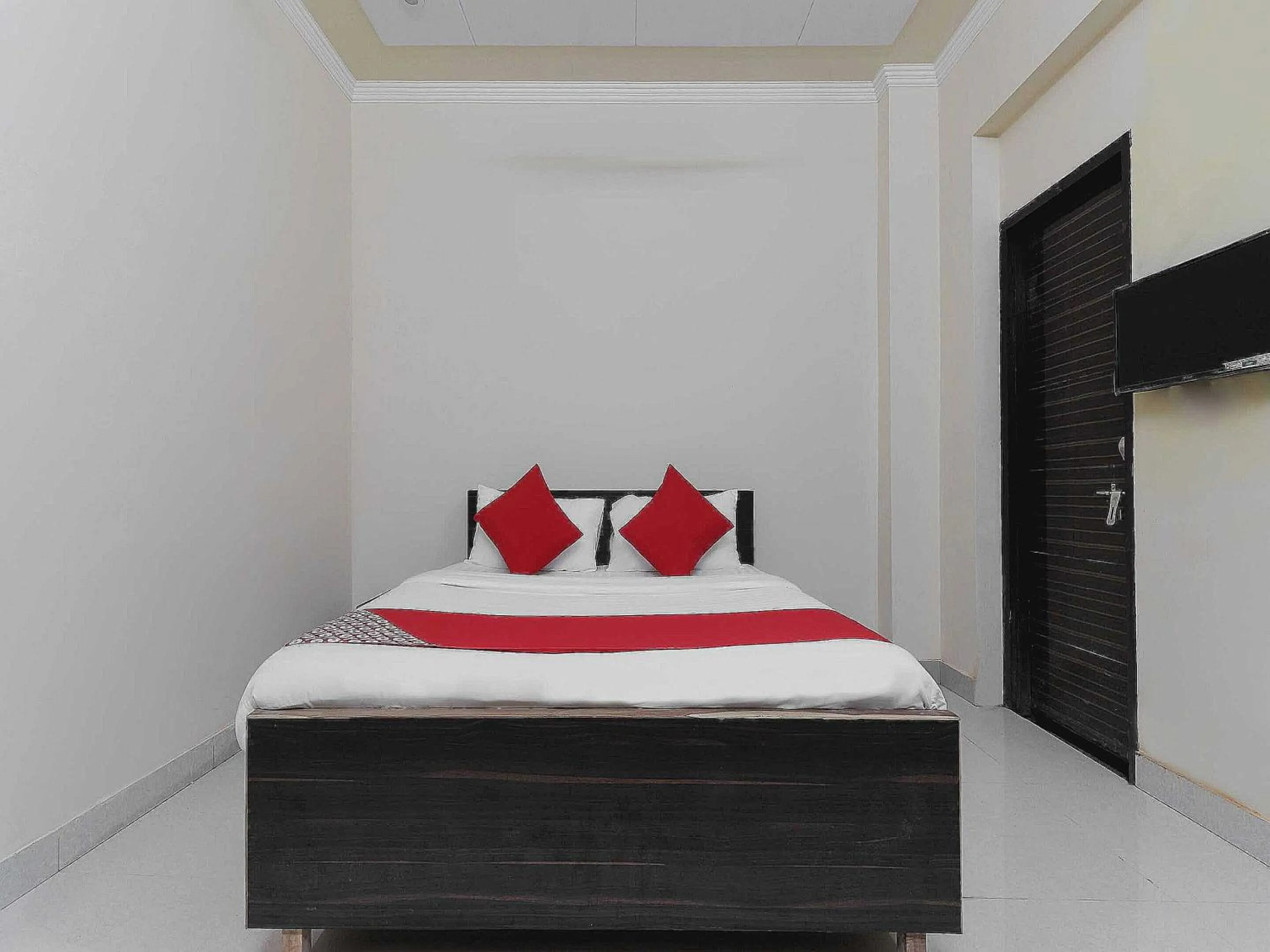 Bedroom, Bed in Hotel O The Knights Inn