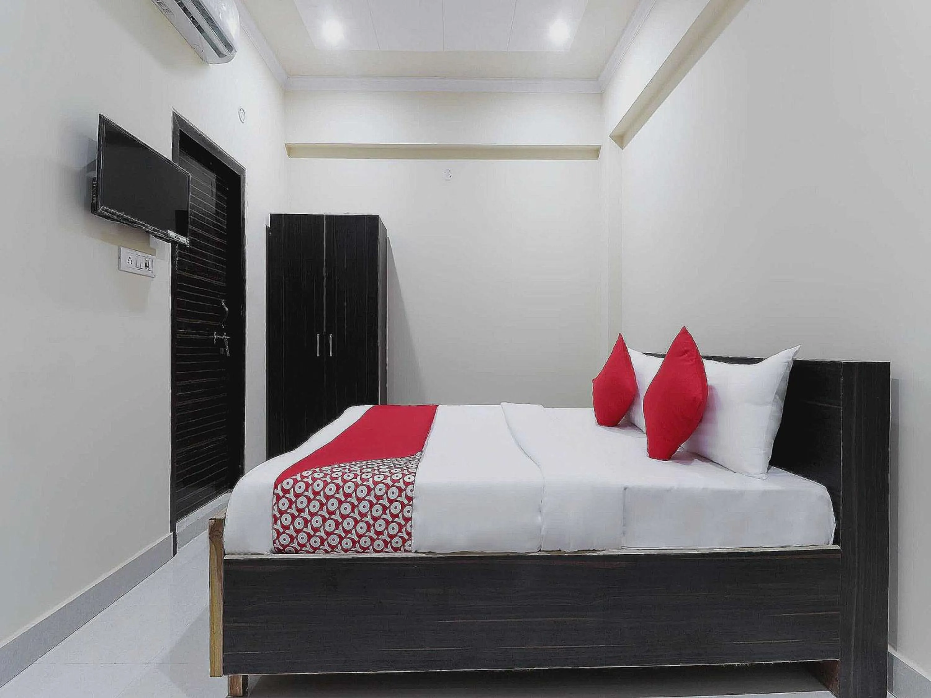 Bedroom, Bed in Hotel O The Knights Inn