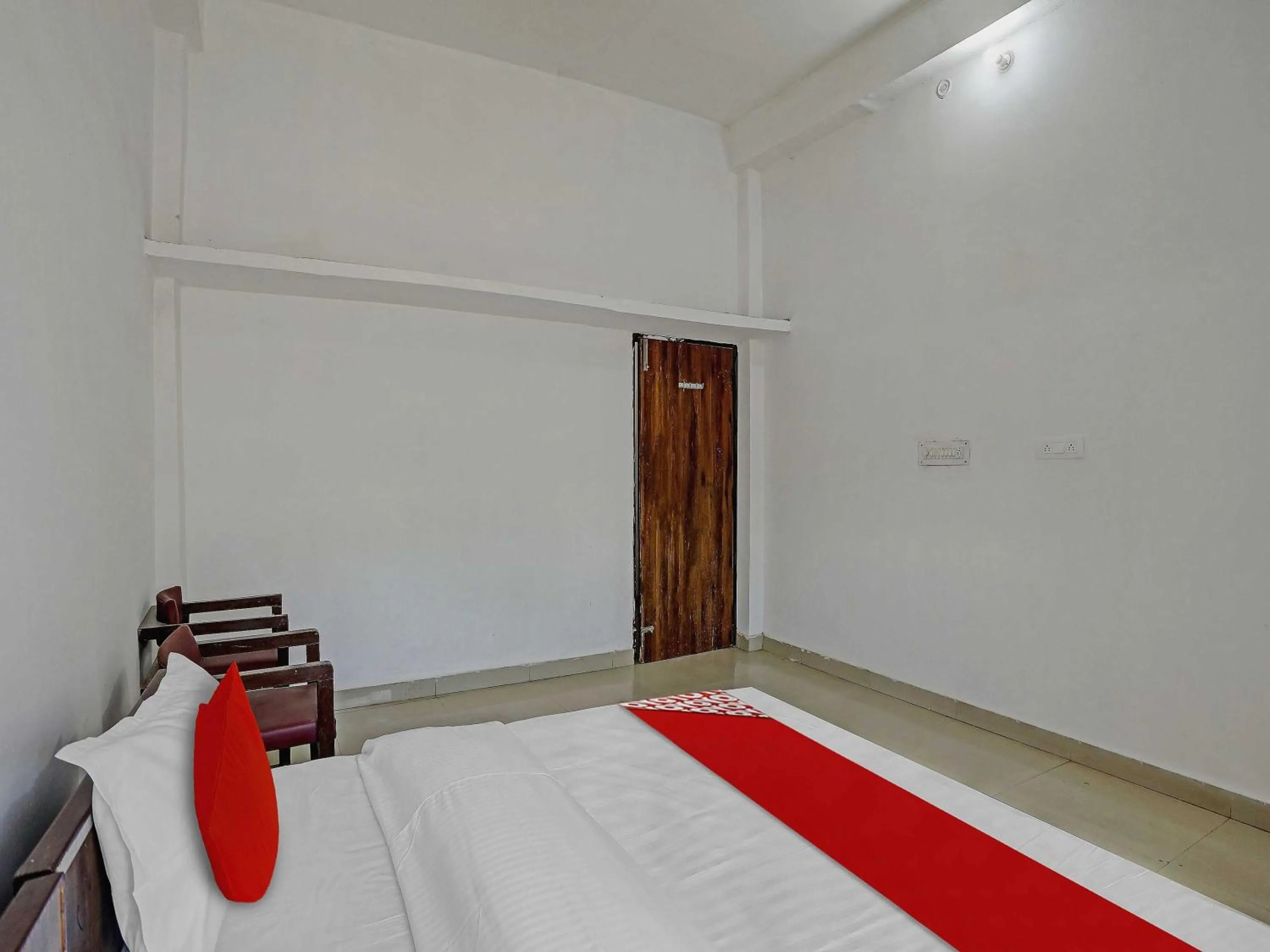 Facade/entrance, Bed in Hotel O by OYO easy stay inn