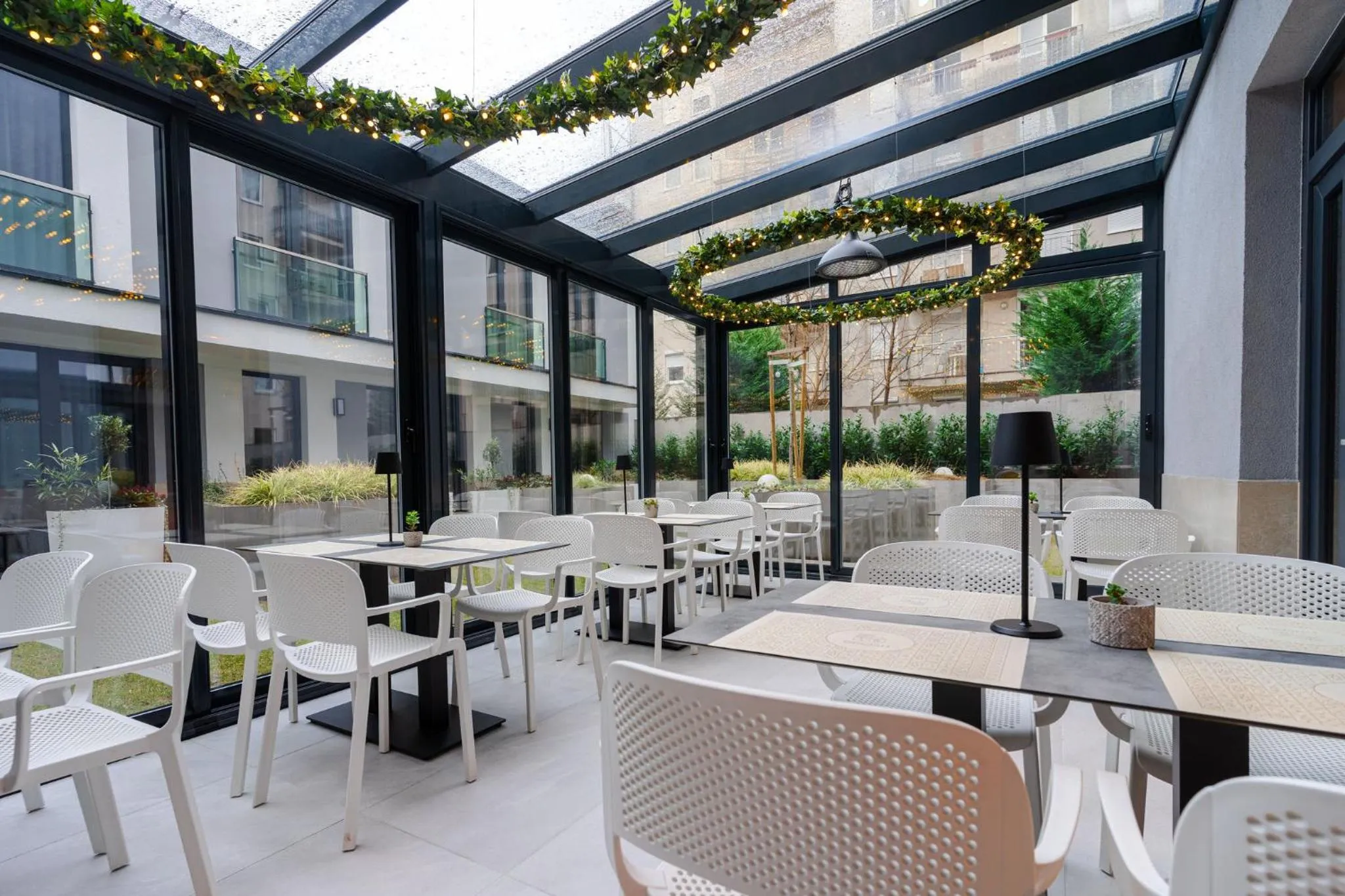 Restaurant/places to eat in Onyx Luxury Budapest