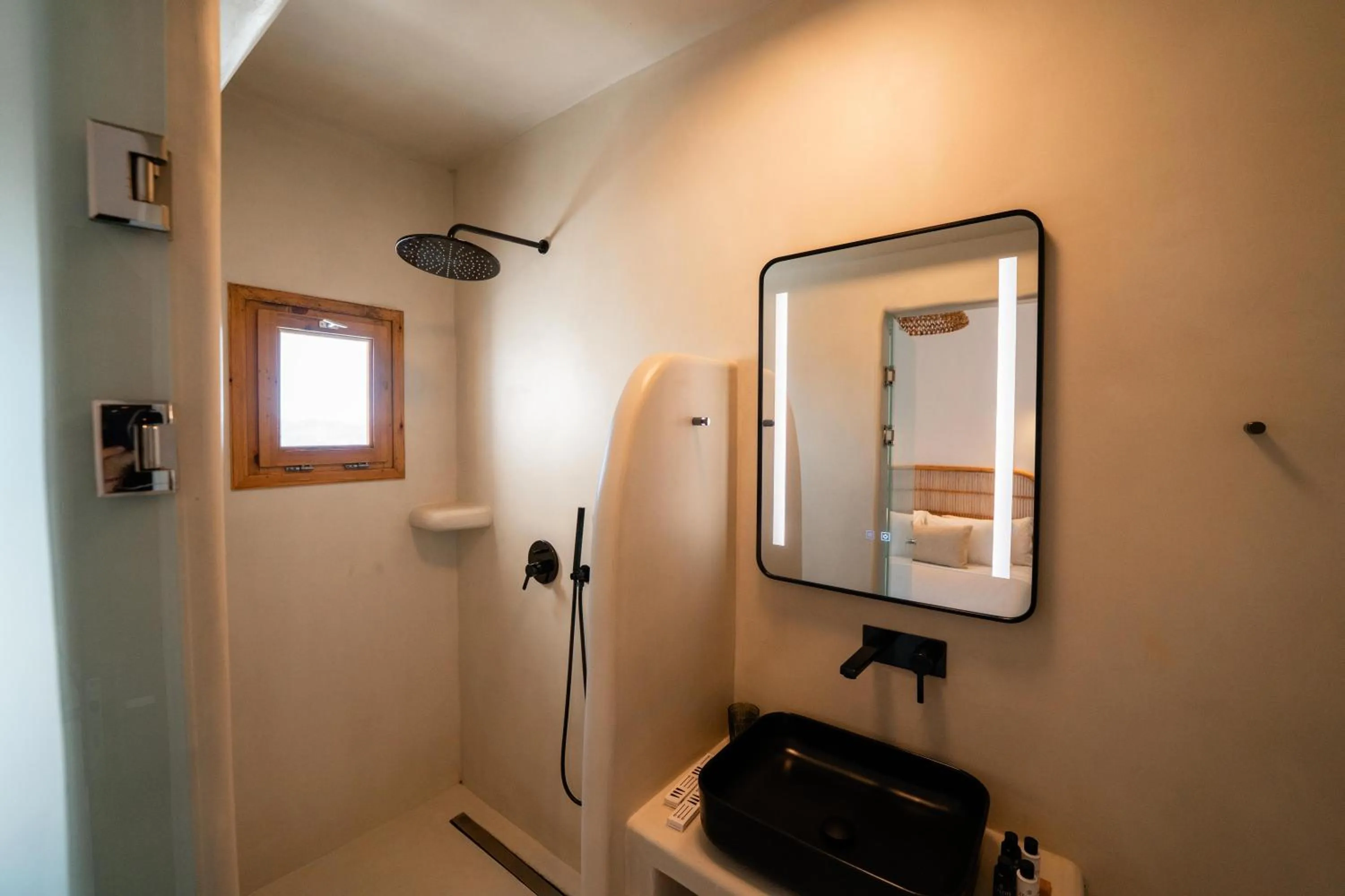 Shower in Divino Caldera