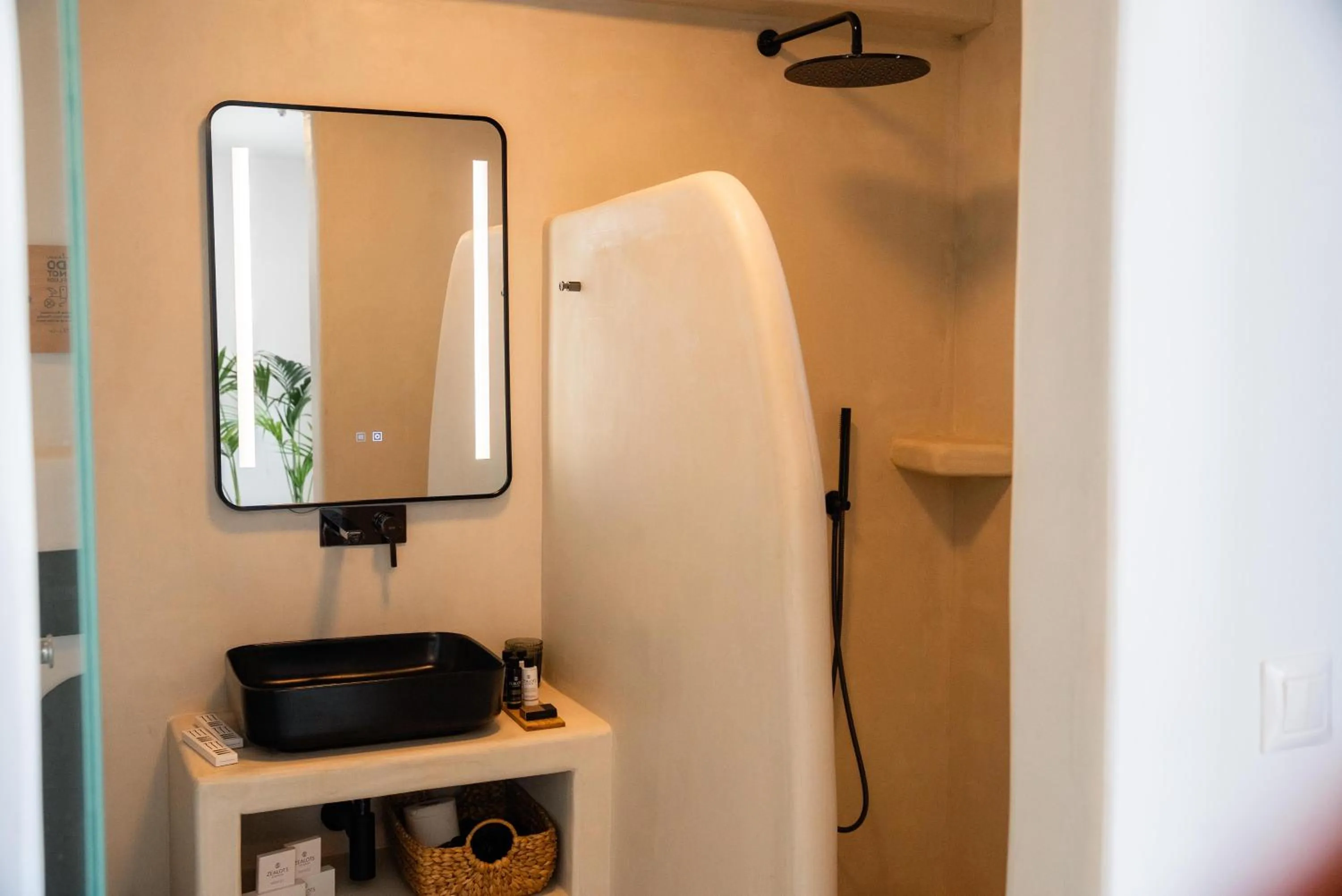 Shower in Divino Caldera