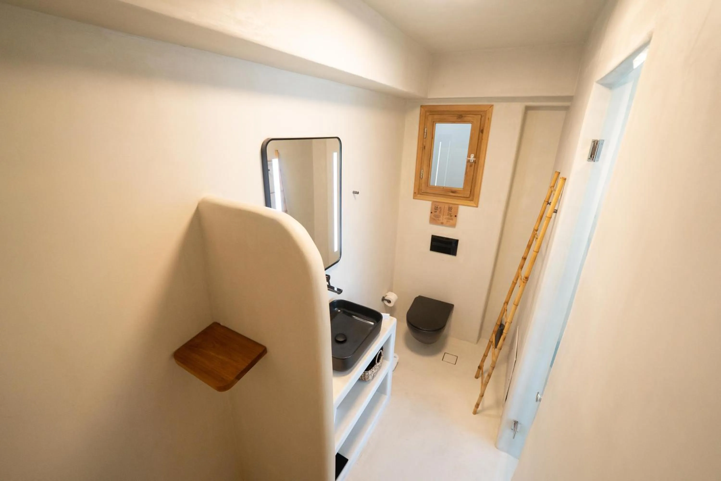 Shower in Divino Caldera