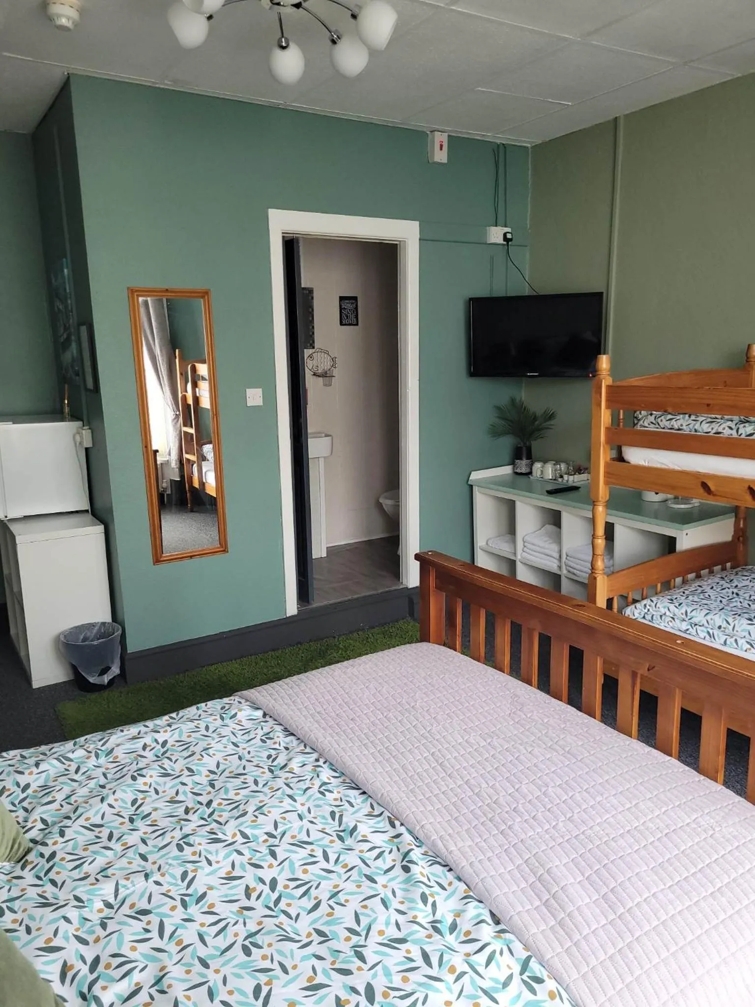 TV and multimedia, Bed in Maydene Hotel