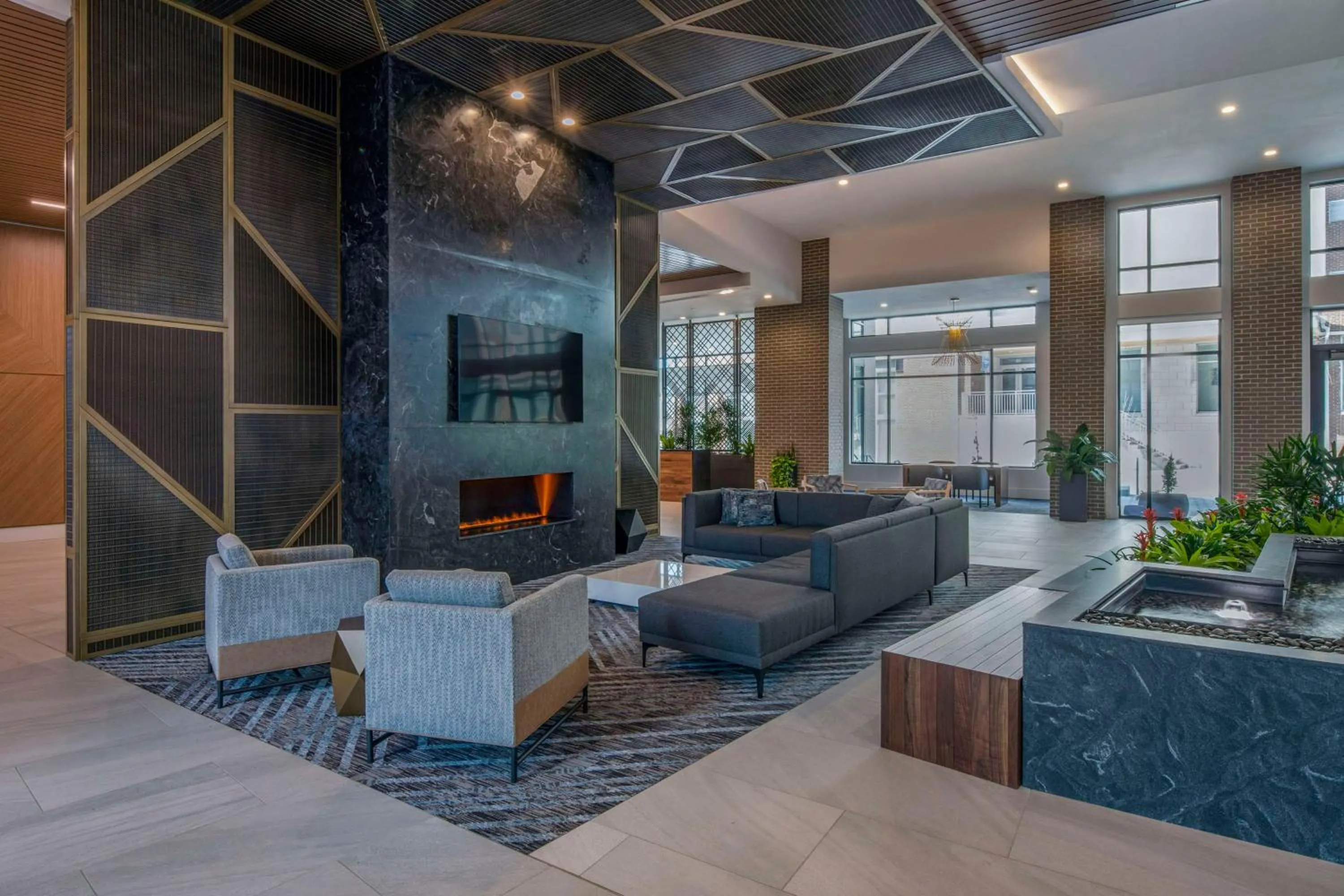 Communal lounge/ TV room in Embassy Suites By Hilton Asheville Downtown