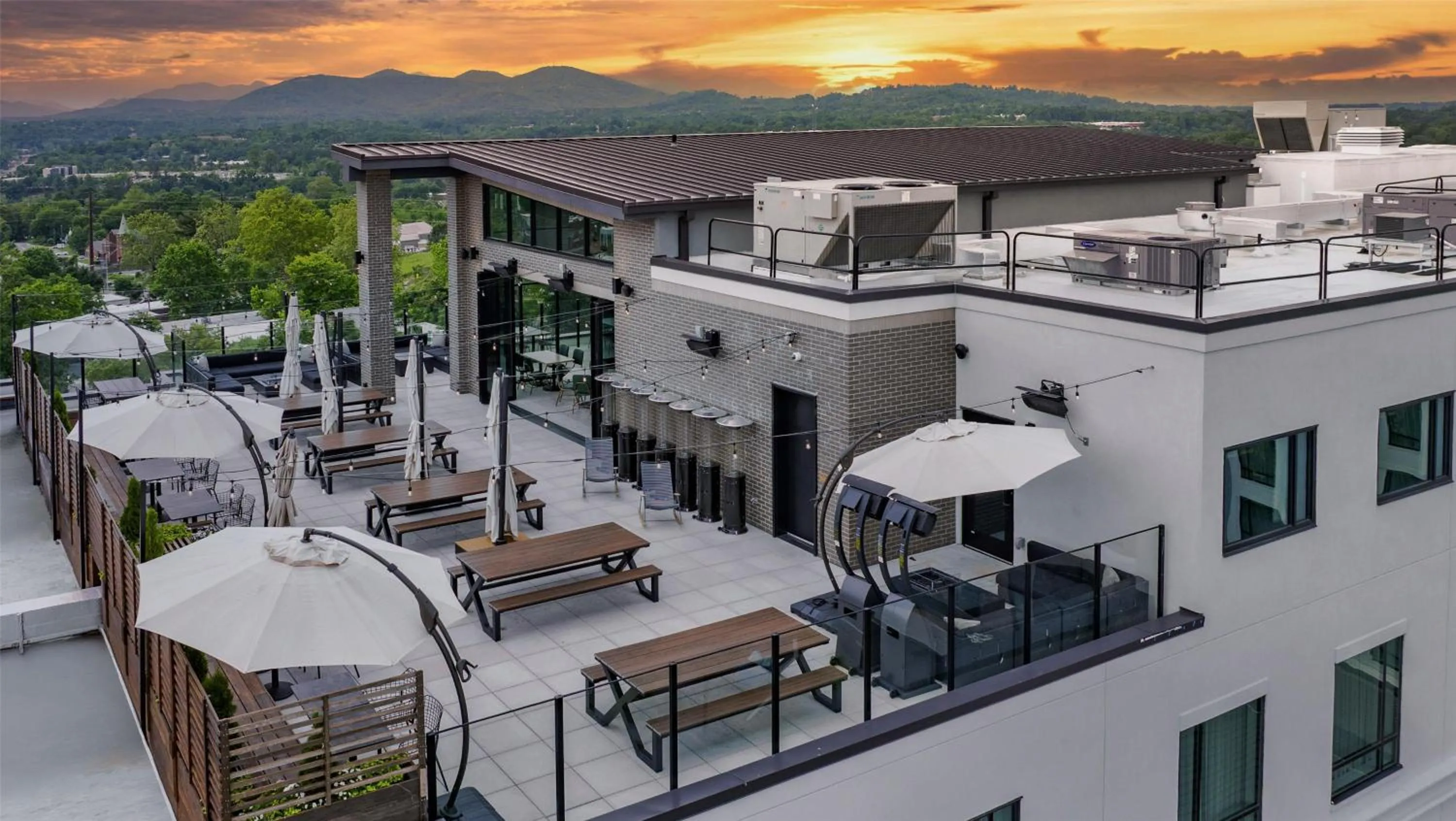 Lounge or bar in Embassy Suites By Hilton Asheville Downtown