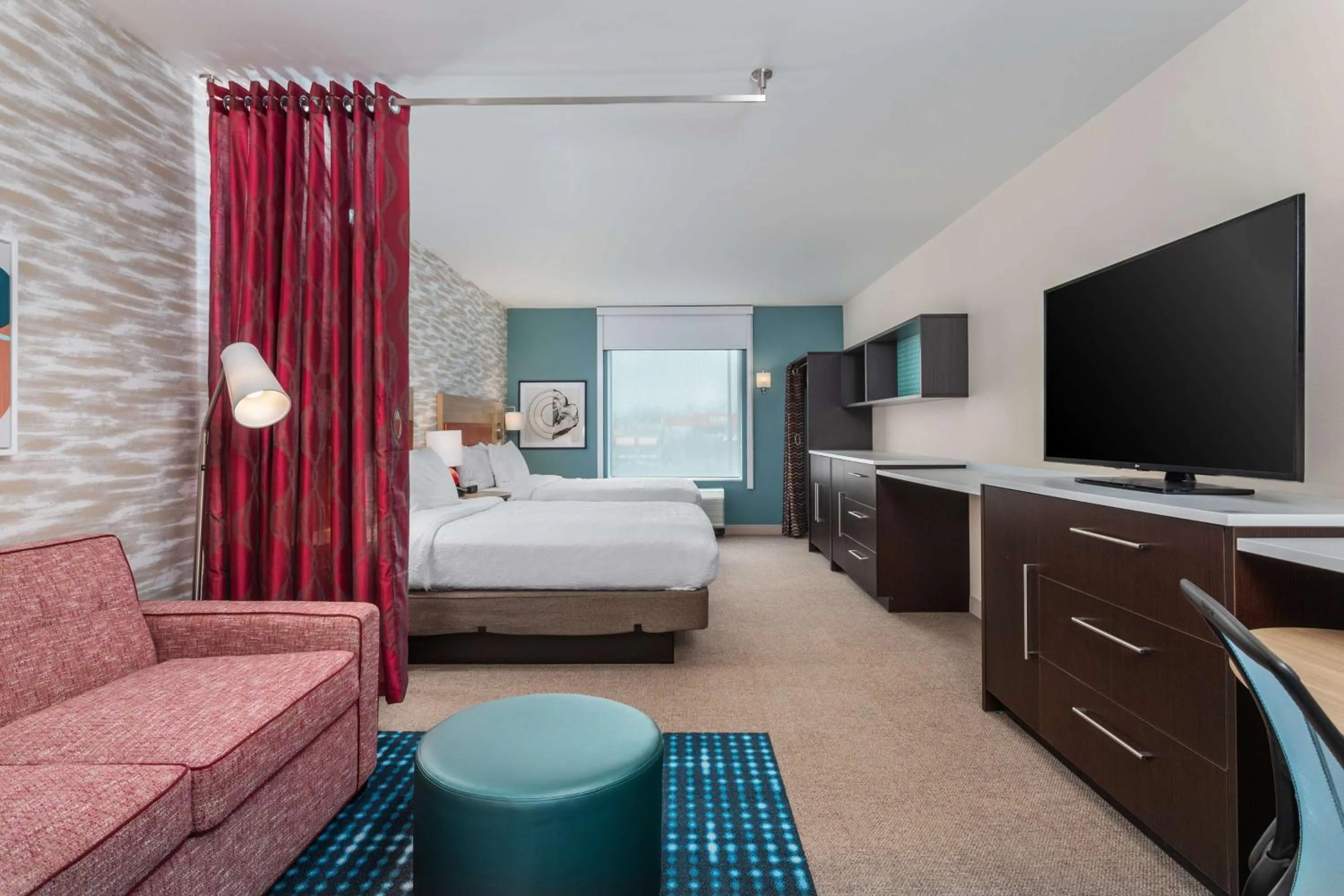 Living room, Bed in Home2 Suites By Hilton Cedar Rapids Westdale