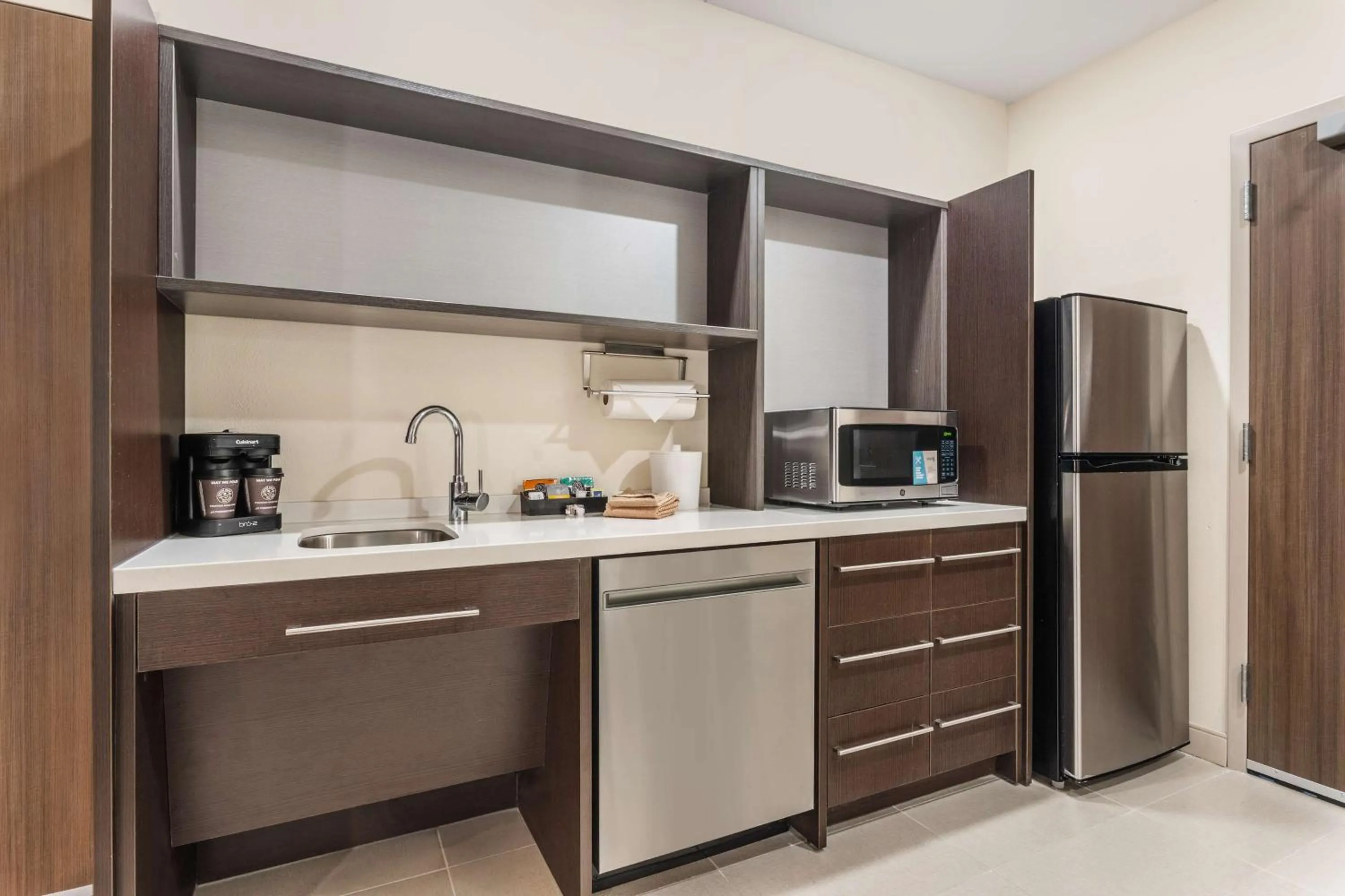 Kitchen or kitchenette in Home2 Suites By Hilton Cedar Rapids Westdale