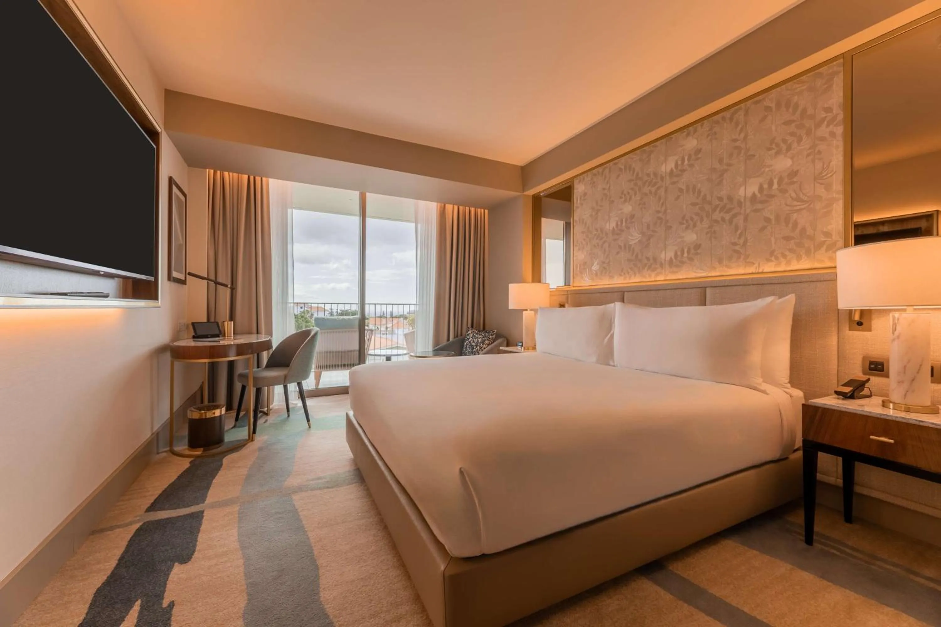 Bed in Legacy Hotel Cascais, Curio Collection By Hilton