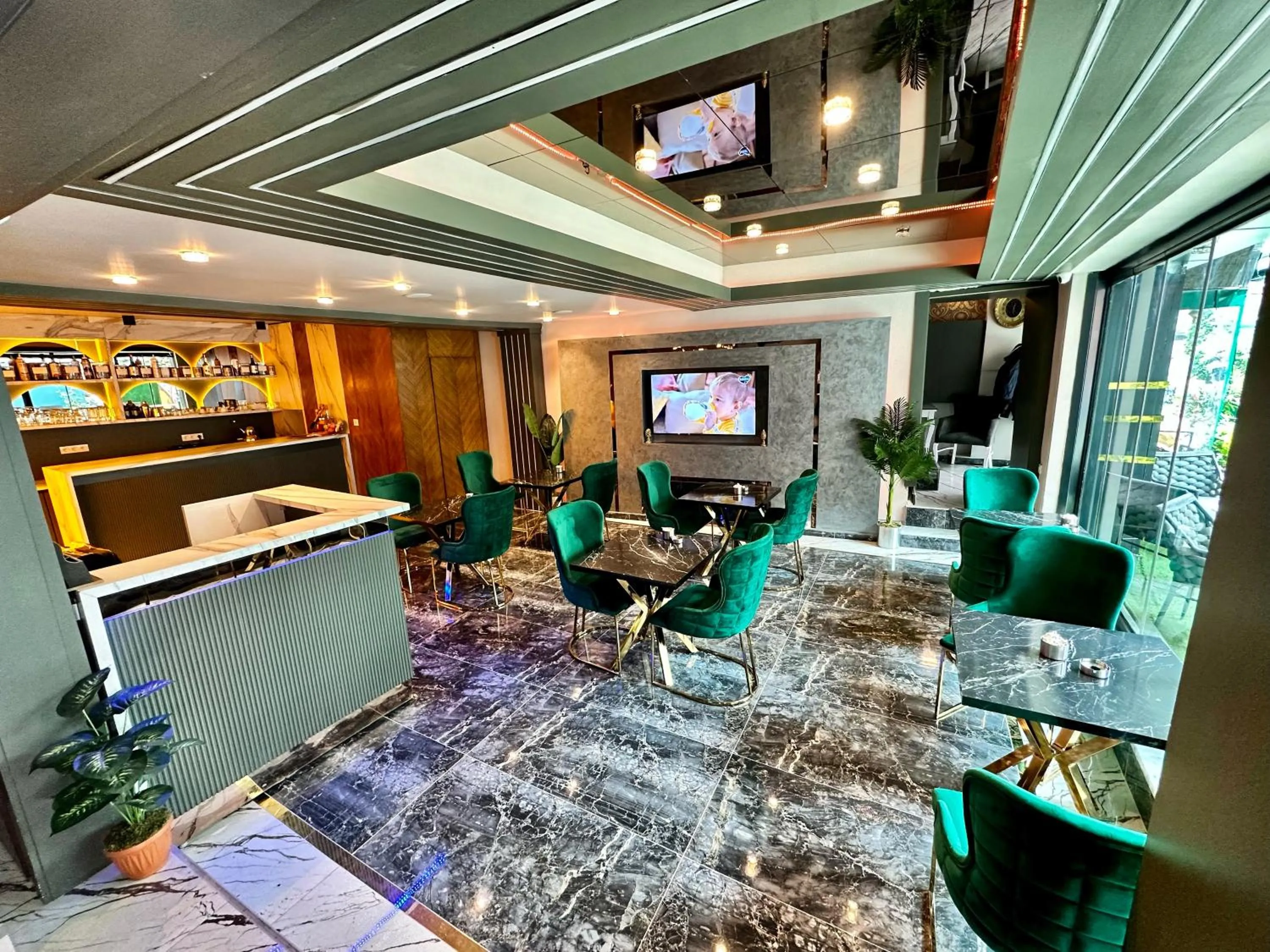 Restaurant/places to eat in Crowned Plus Hotel