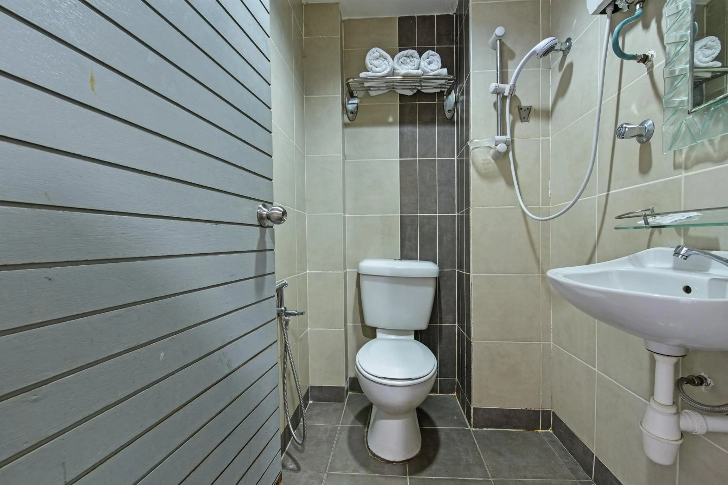 Bathroom in Super OYO 90780 J Hotel Bukit Bintang