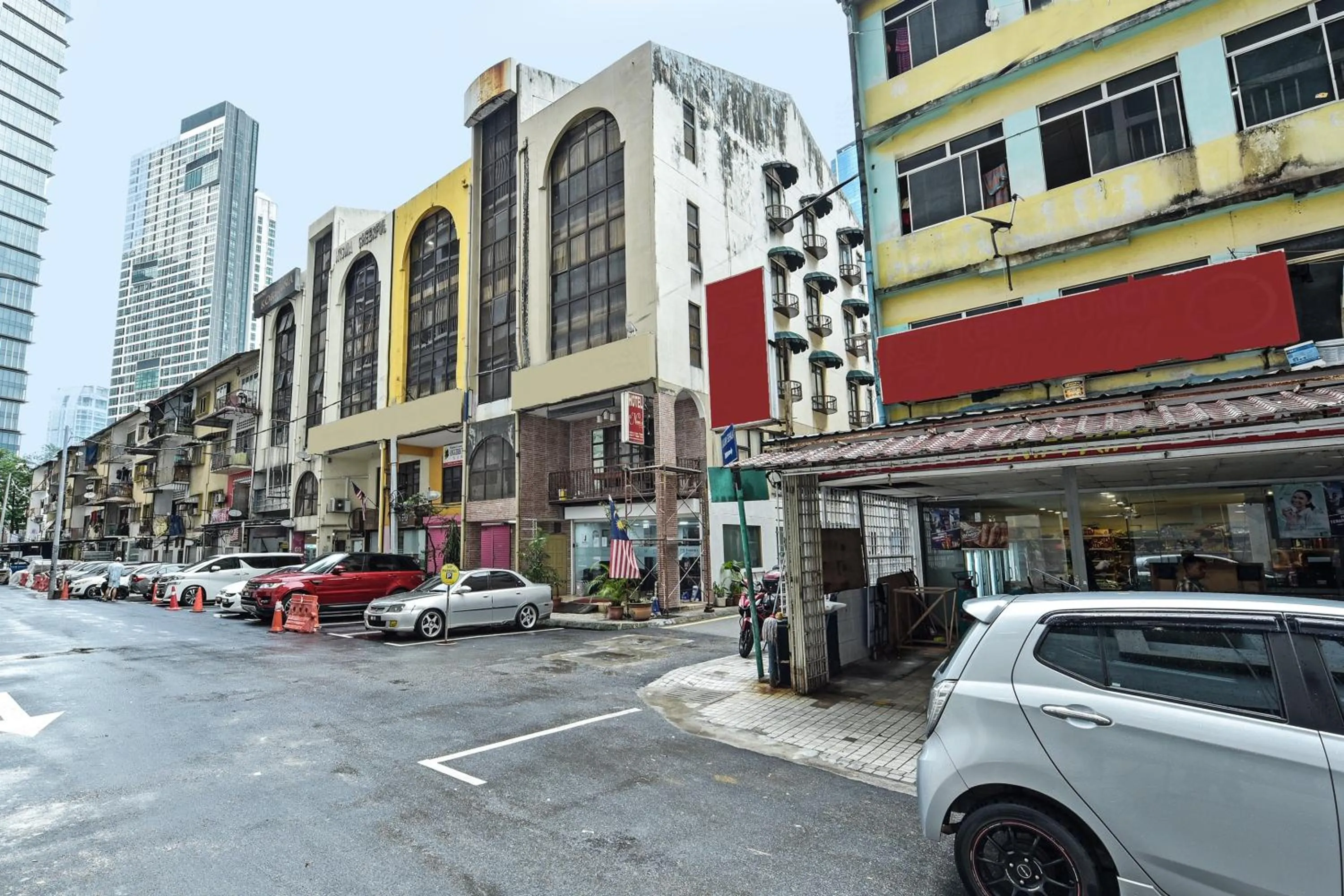 Property building in Super OYO 90780 J Hotel Bukit Bintang