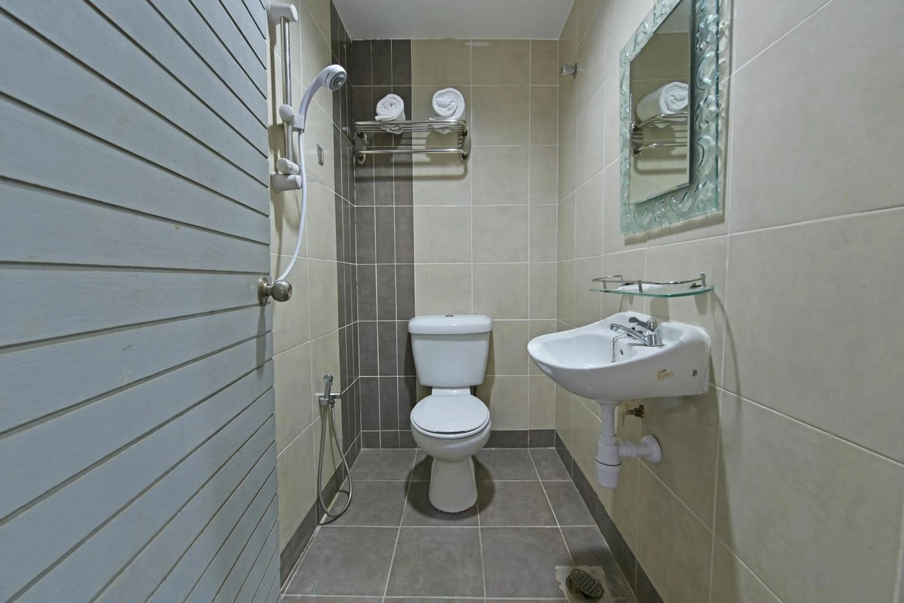 Bathroom in Super OYO 90780 J Hotel Bukit Bintang