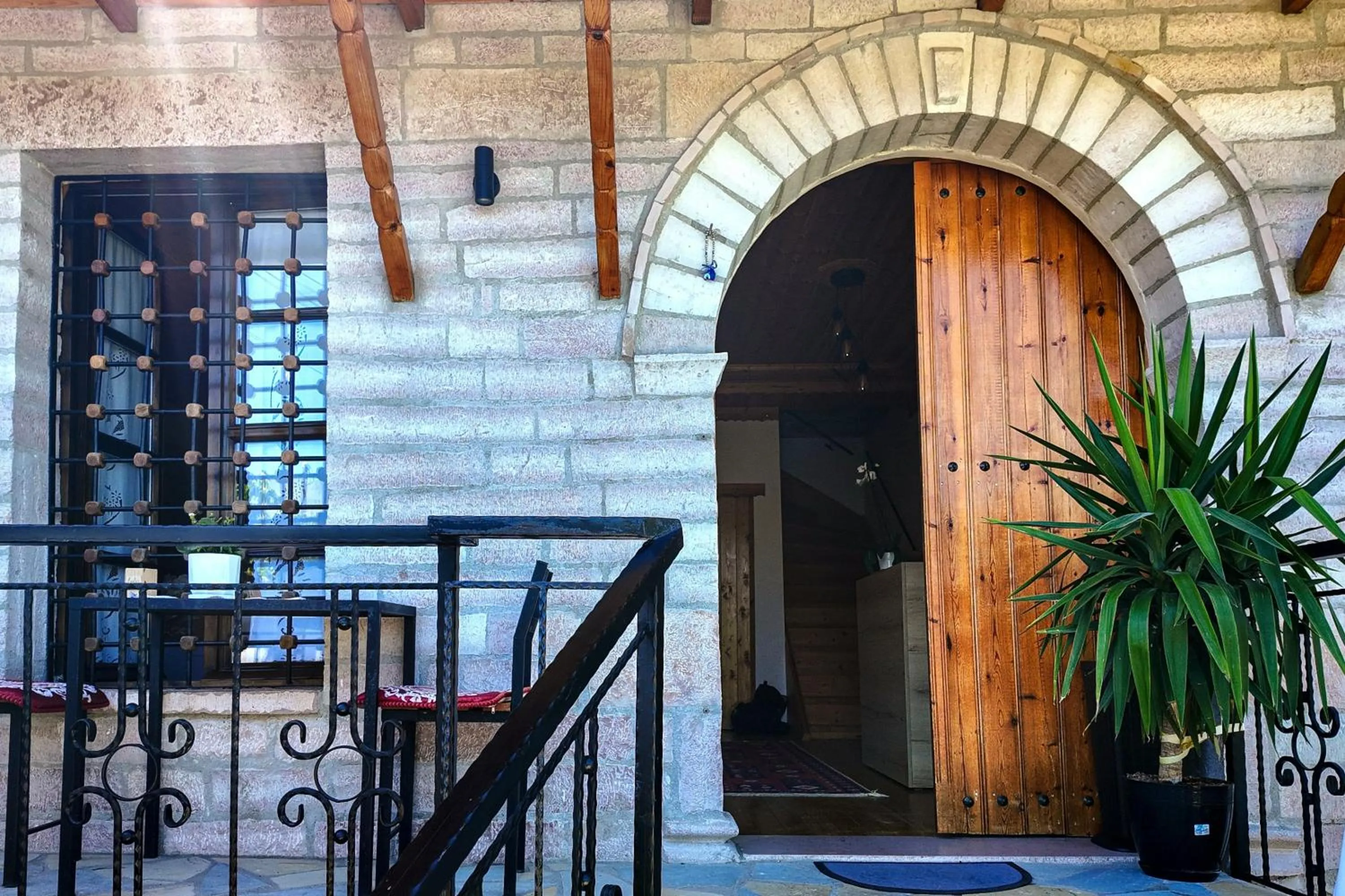 Facade/entrance in Porta7 Hotel
