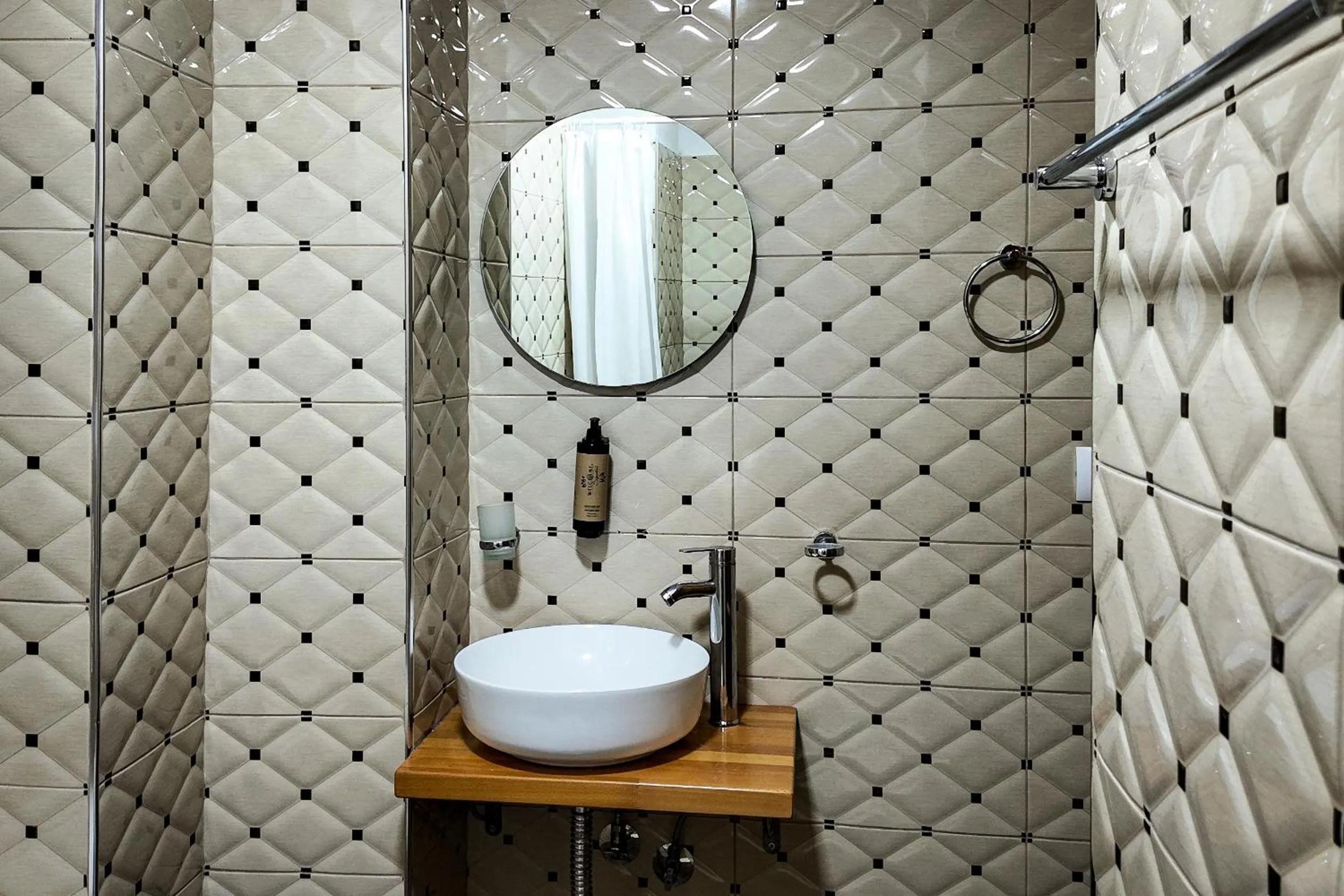 Bathroom in Porta7 Hotel