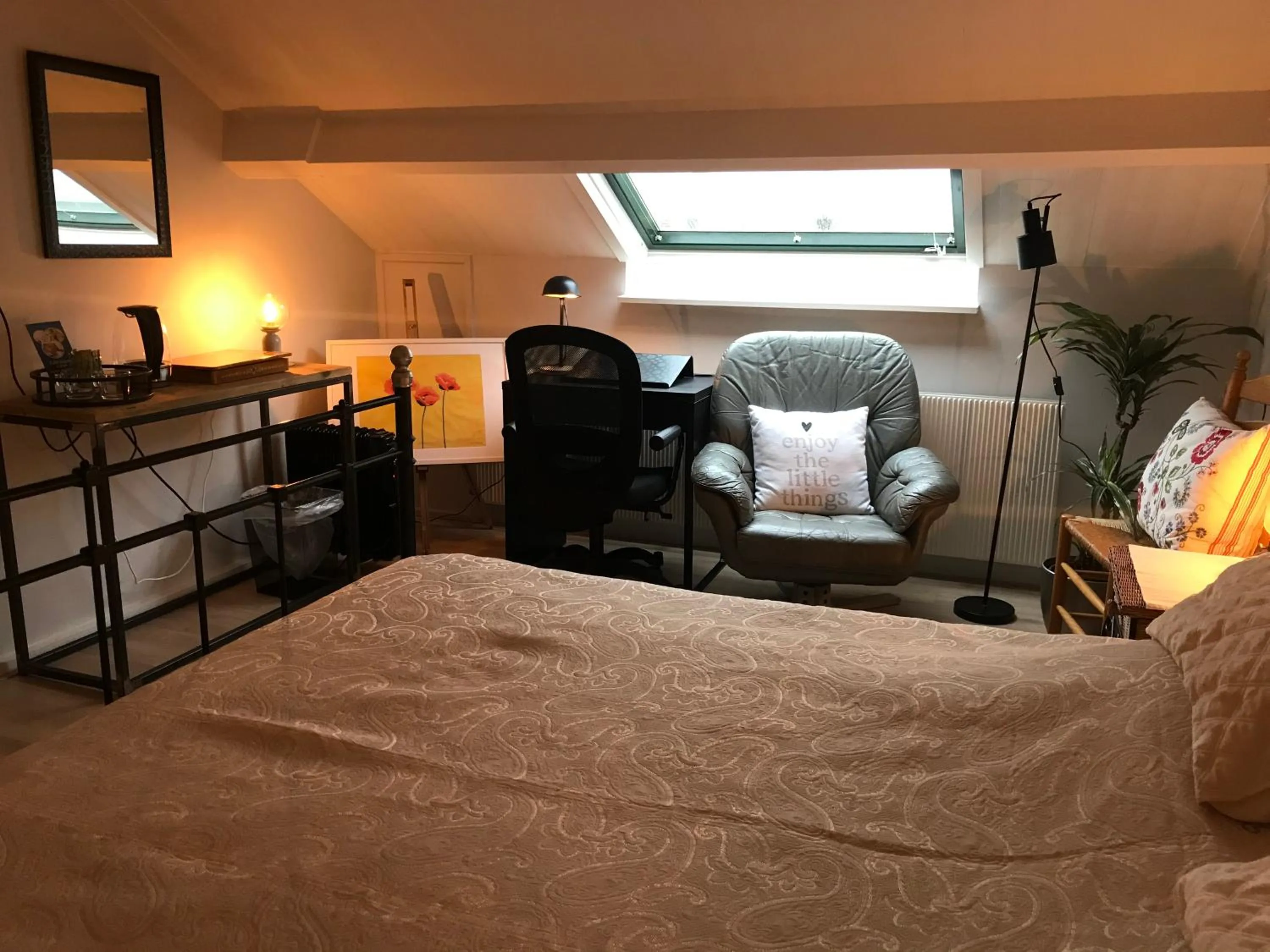 Bed, Seating Area in Het Uilennest