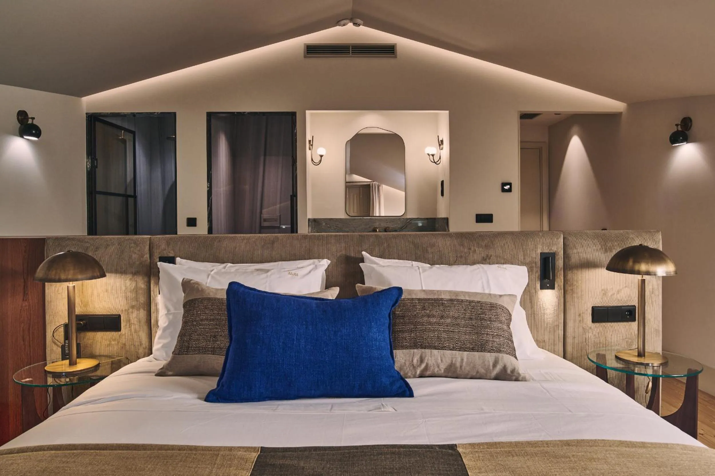 Photo of the whole room, Bed in Prim&Proper