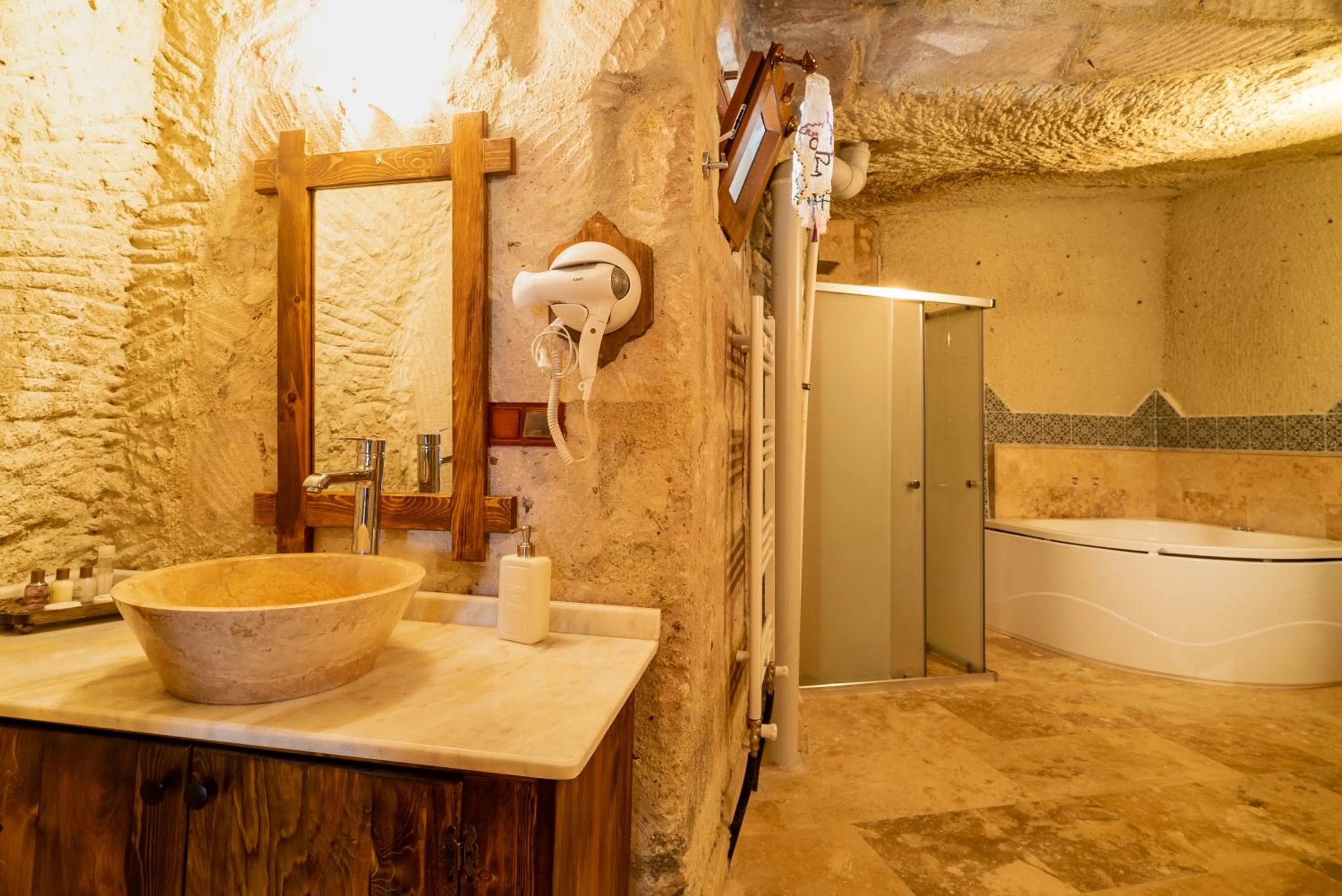 Shower in Cappadocia inans Cave & Swimming Pool Hot