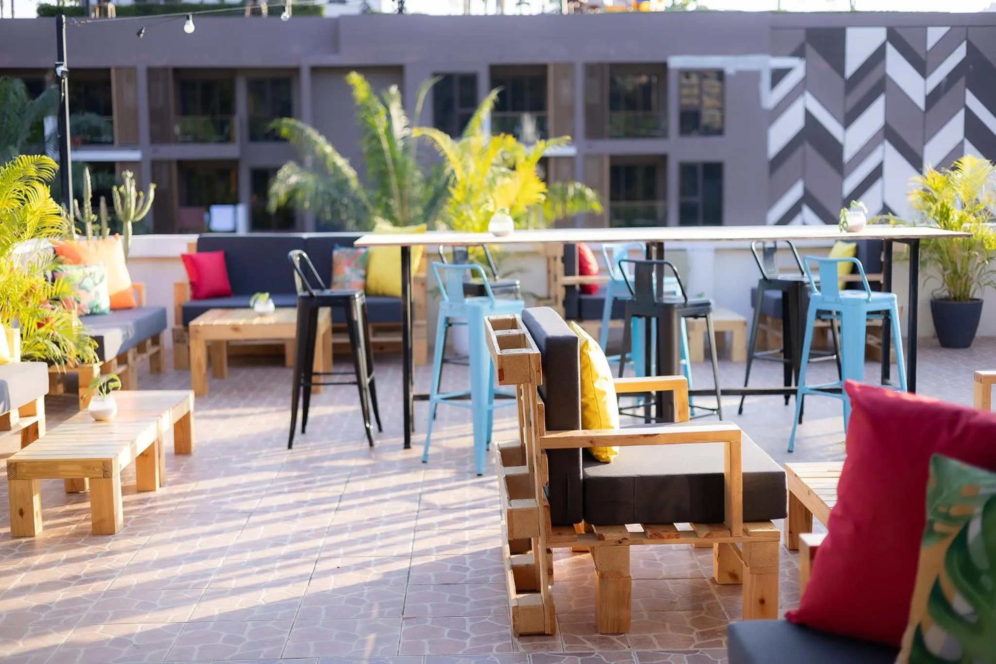 Lounge or bar in Club22 Kamala Suites, Kamala Beach