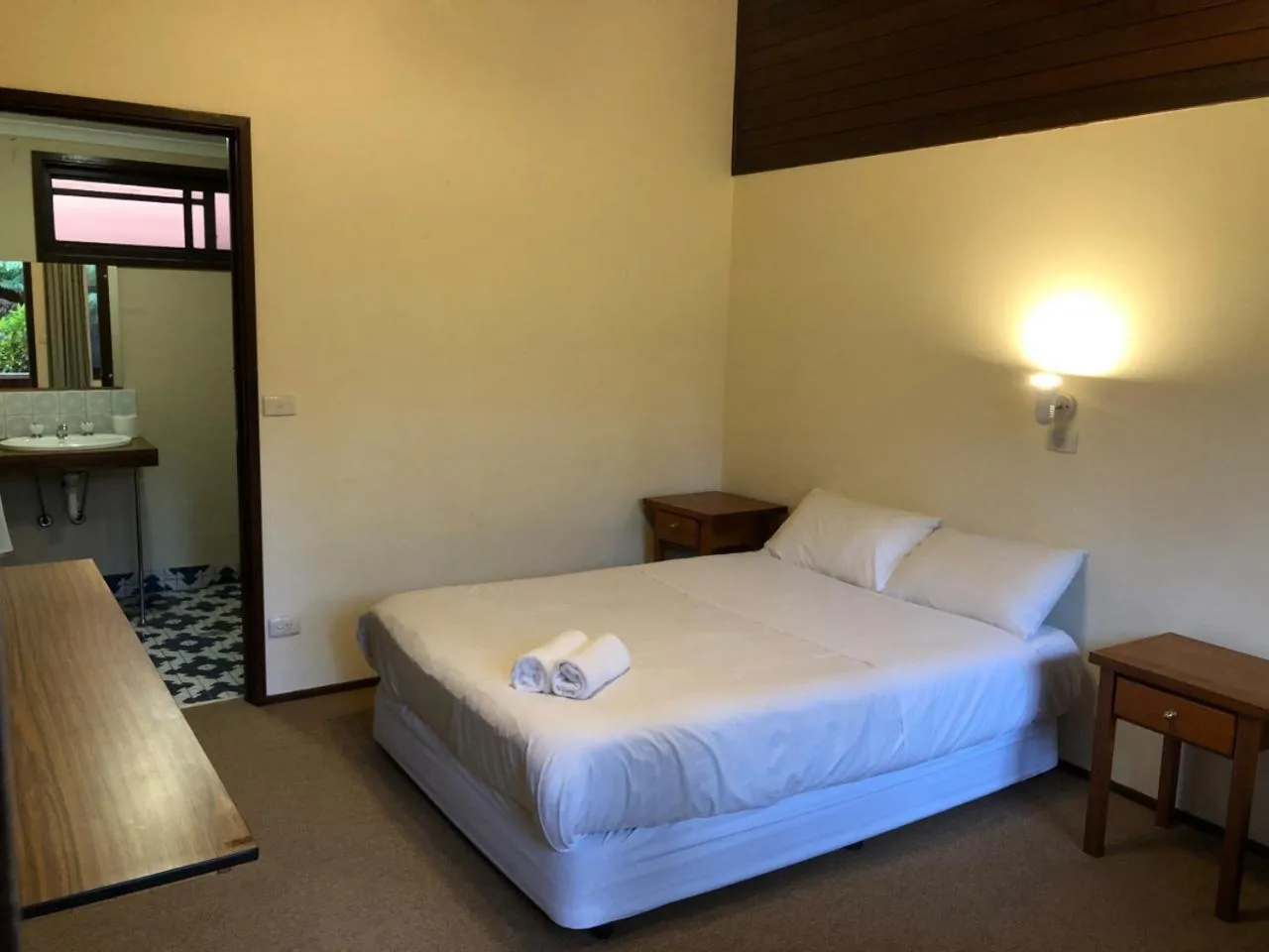 Bed in Green Gables Motel in Warburton