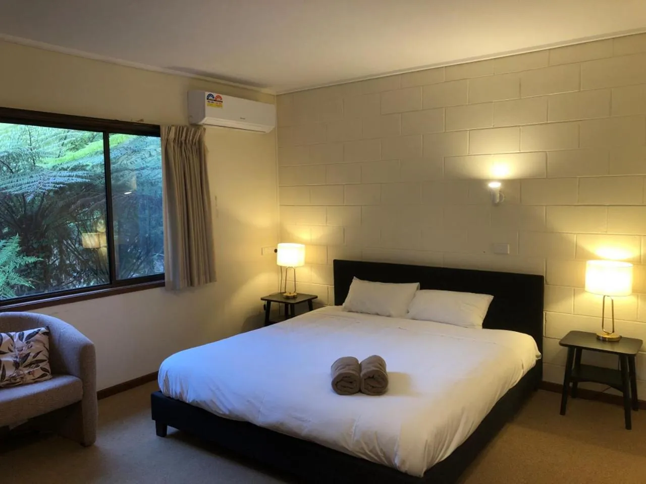 Bed in Green Gables Motel in Warburton