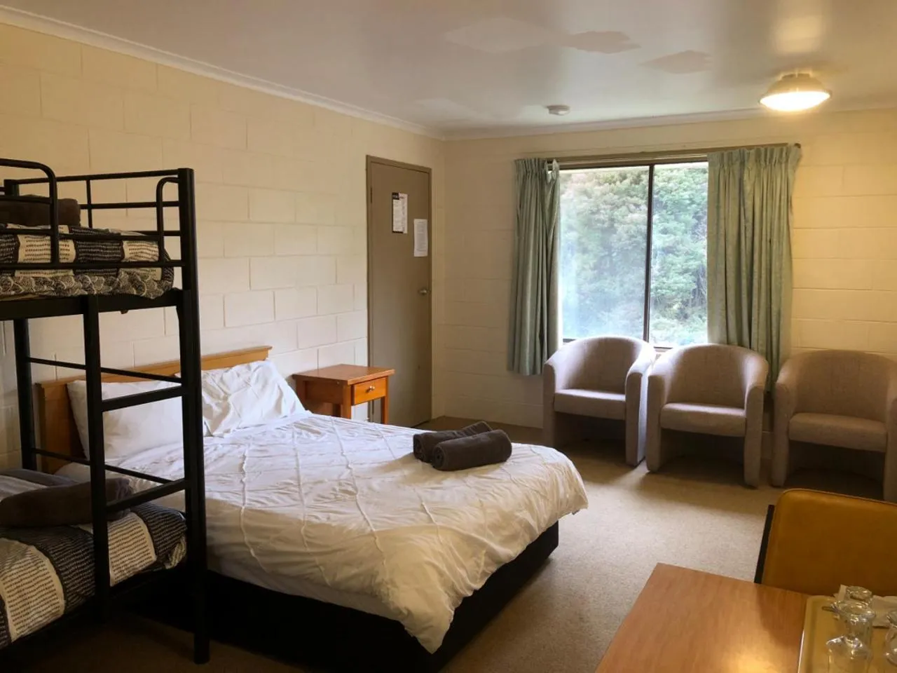 Bed in Green Gables Motel in Warburton