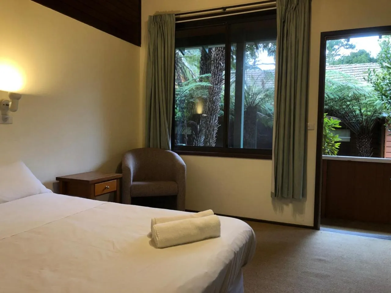 Bed in Green Gables Motel in Warburton