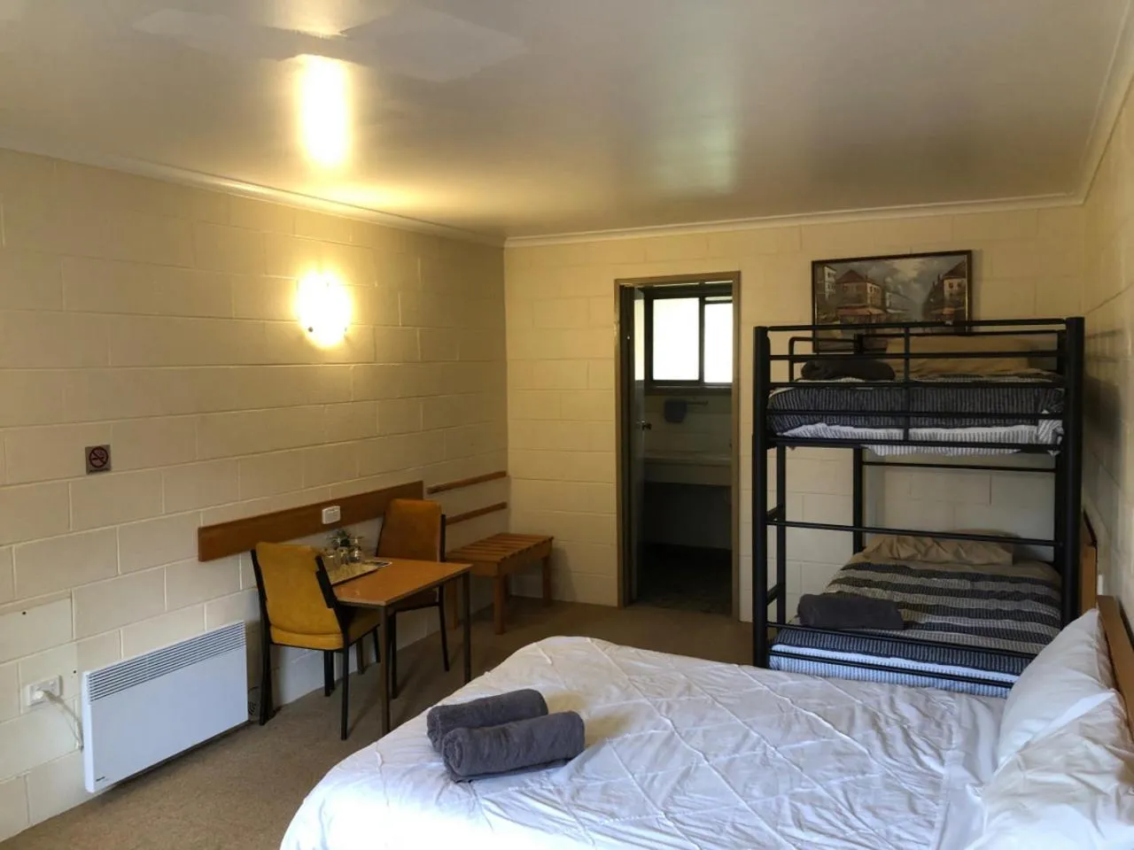 Bed in Green Gables Motel in Warburton