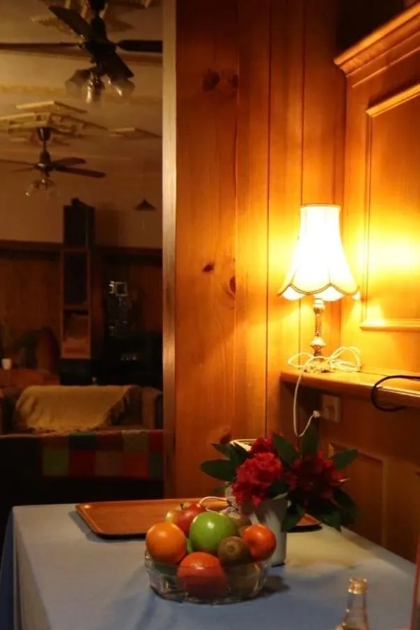 Restaurant/places to eat in Green Gables Motel in Warburton