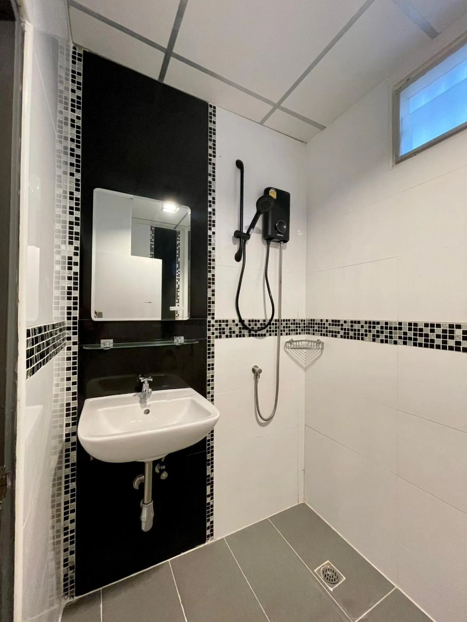 Shower in Klaang Muang Hotel (โรงแรมกลางเมือง)