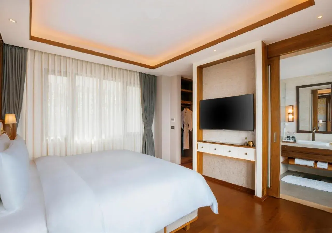 Deluxe King Room in Dusit Thani Himalayan Resort Dhulikhel, Nepal Deluxe King Room in Dusit Thani Himalayan Resort Dhulikhel, Nepal