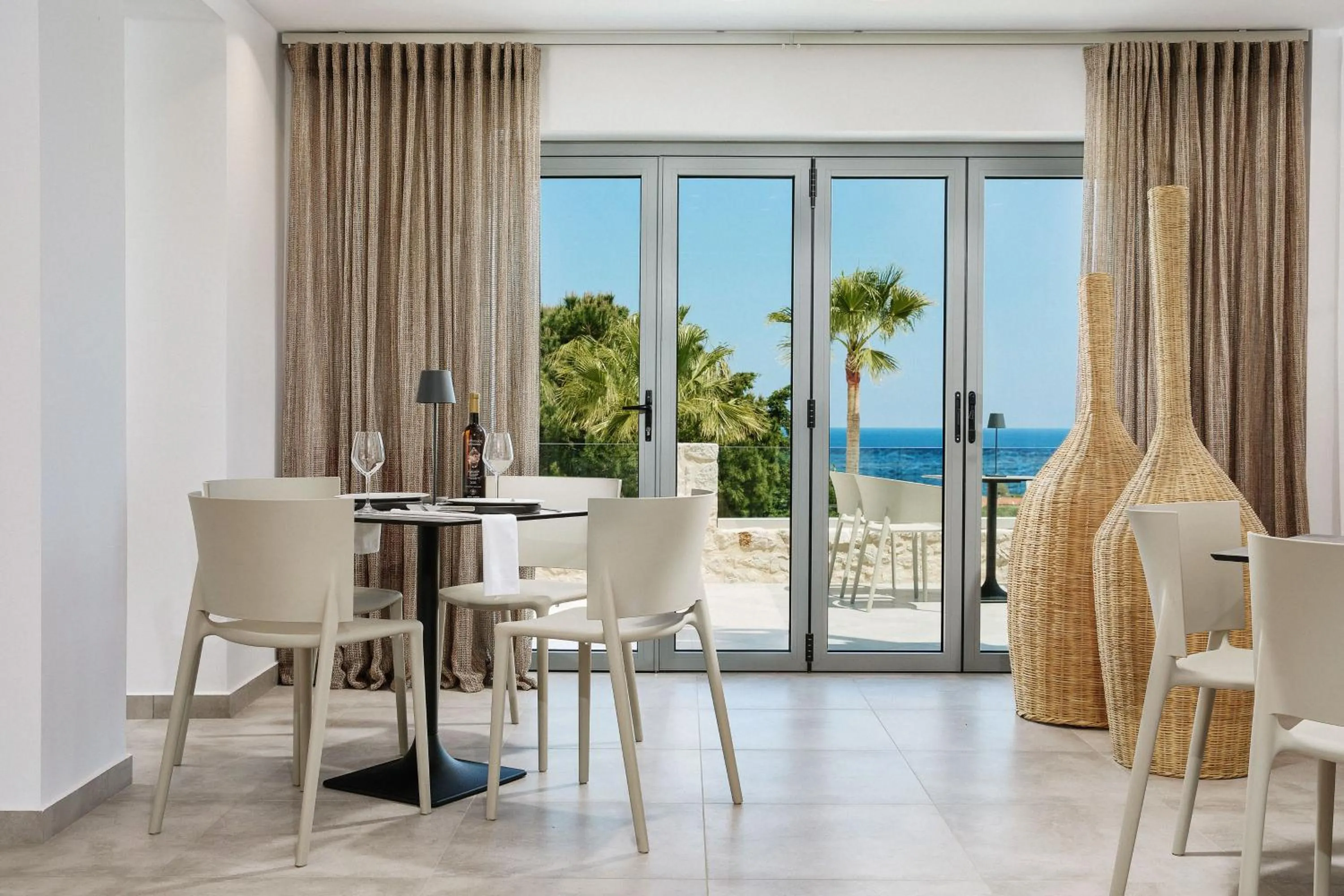 Restaurant/places to eat in Quattro Suites