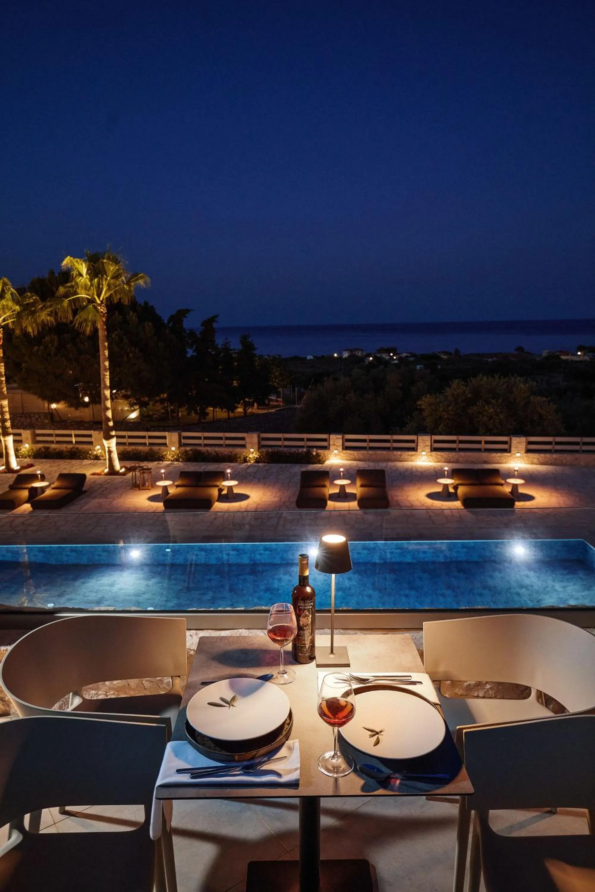 Restaurant/places to eat in Quattro Suites