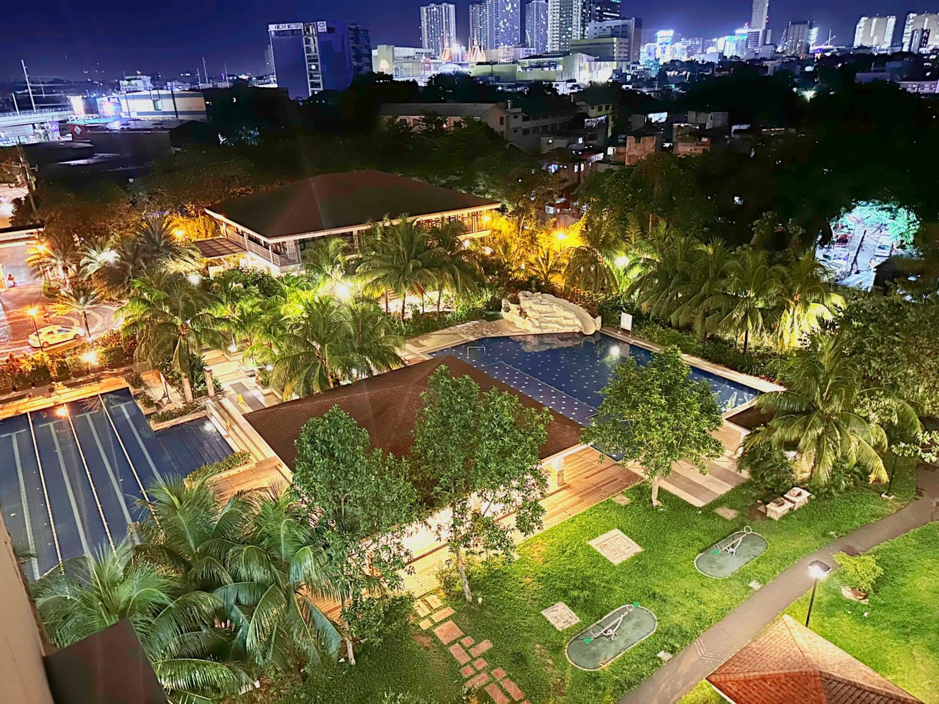 Zinnia Towers 1BR Condo with PS4 Karaoke Netflix & Swimming Pool