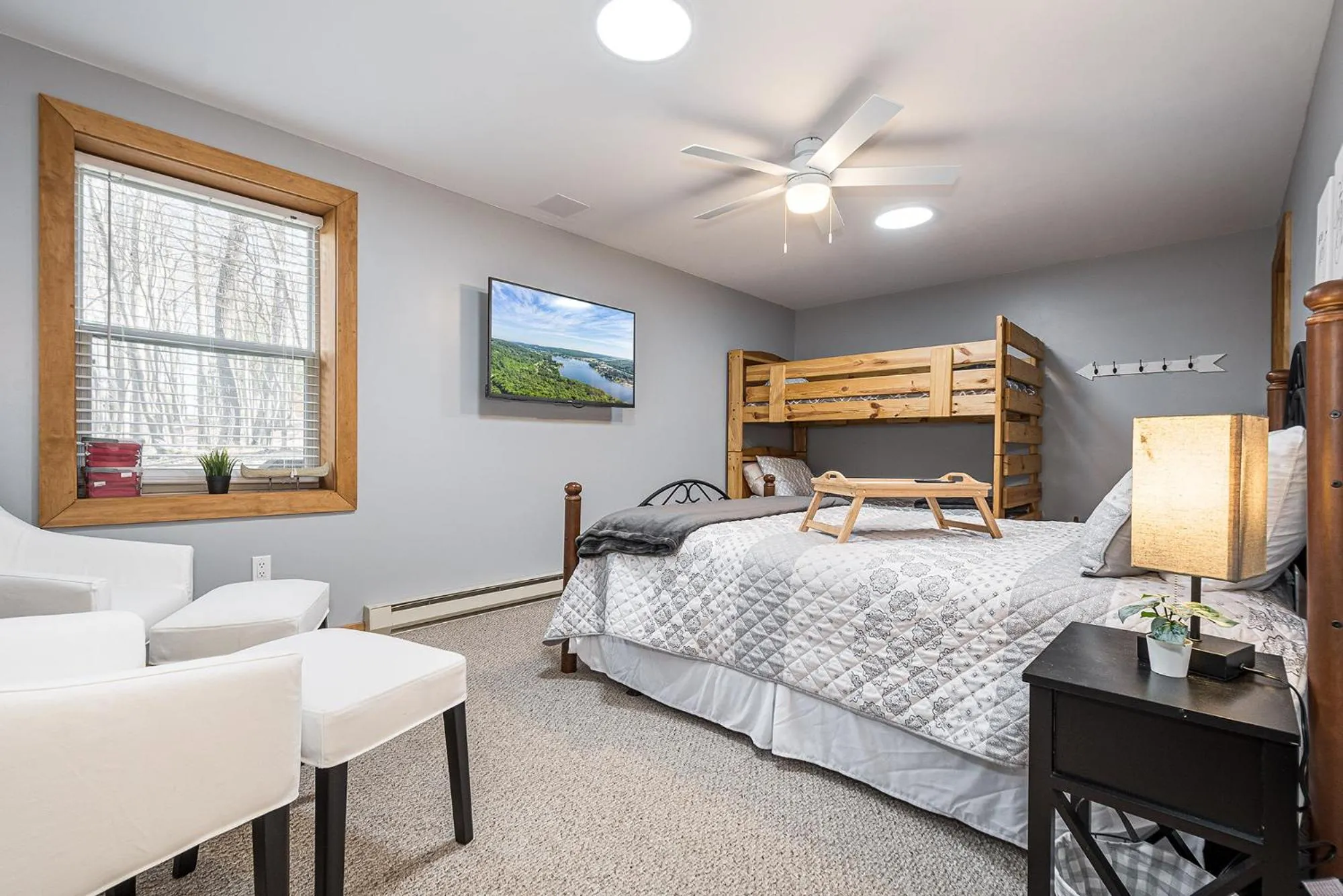 Property building, Bed in Mountain Freedom