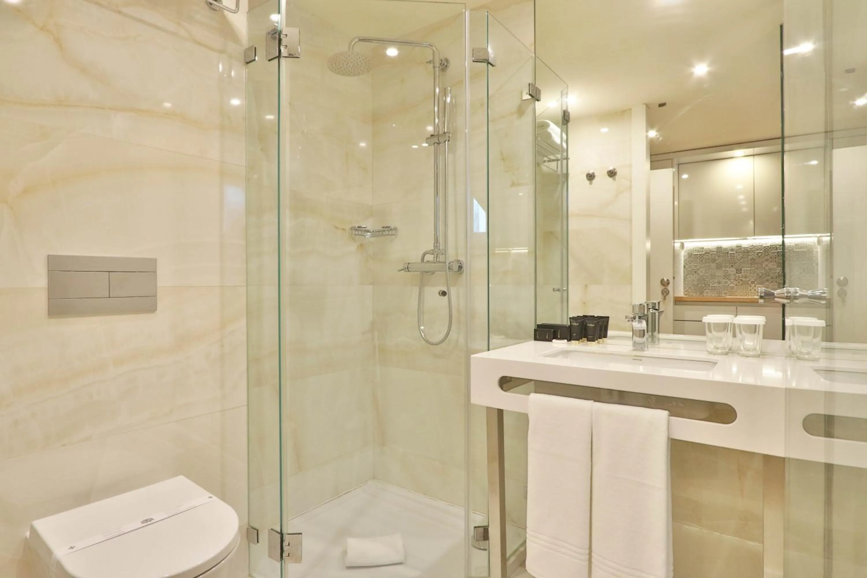 Toilet in BOULEVARD Boutique Studios