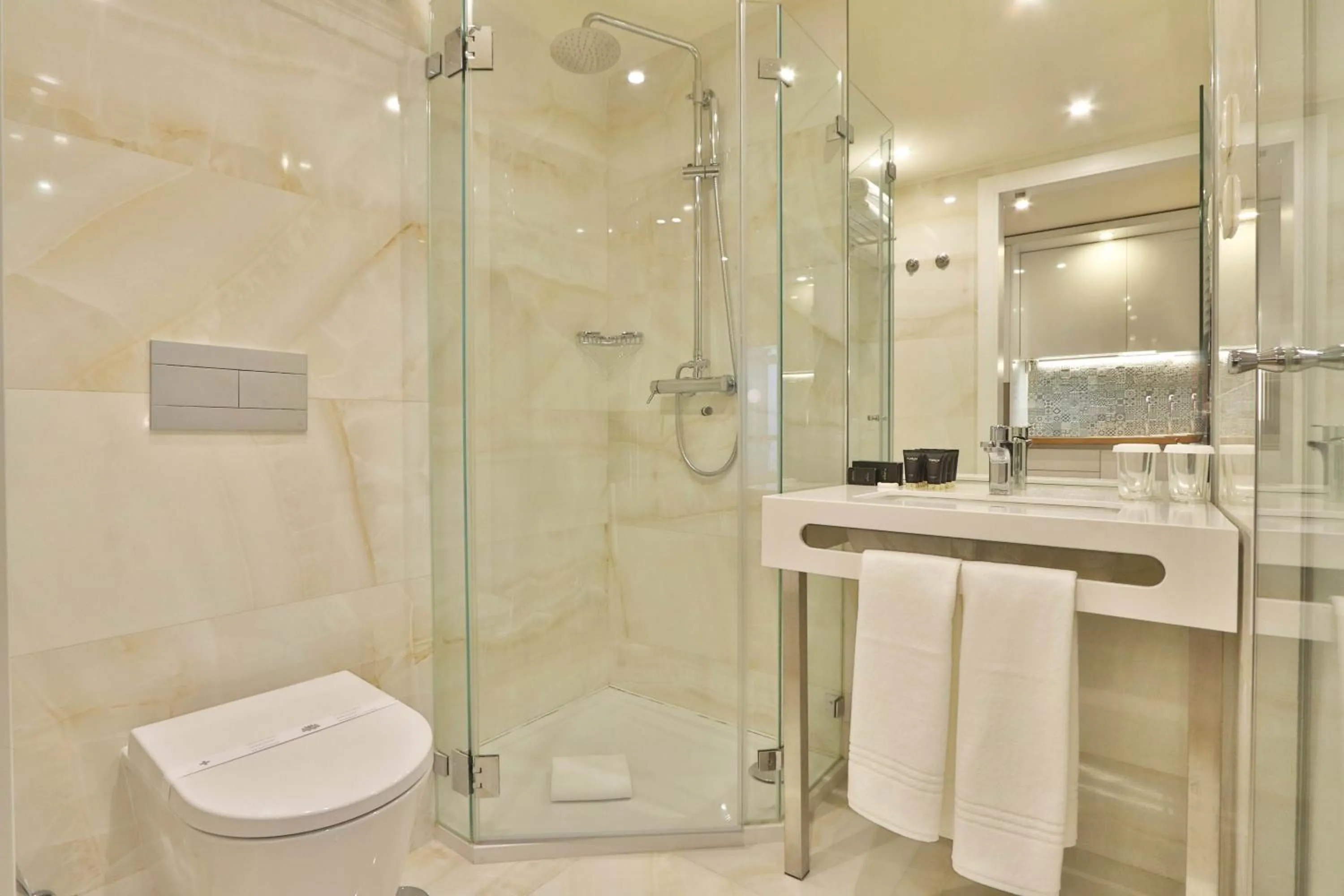 Toilet in BOULEVARD Boutique Studios