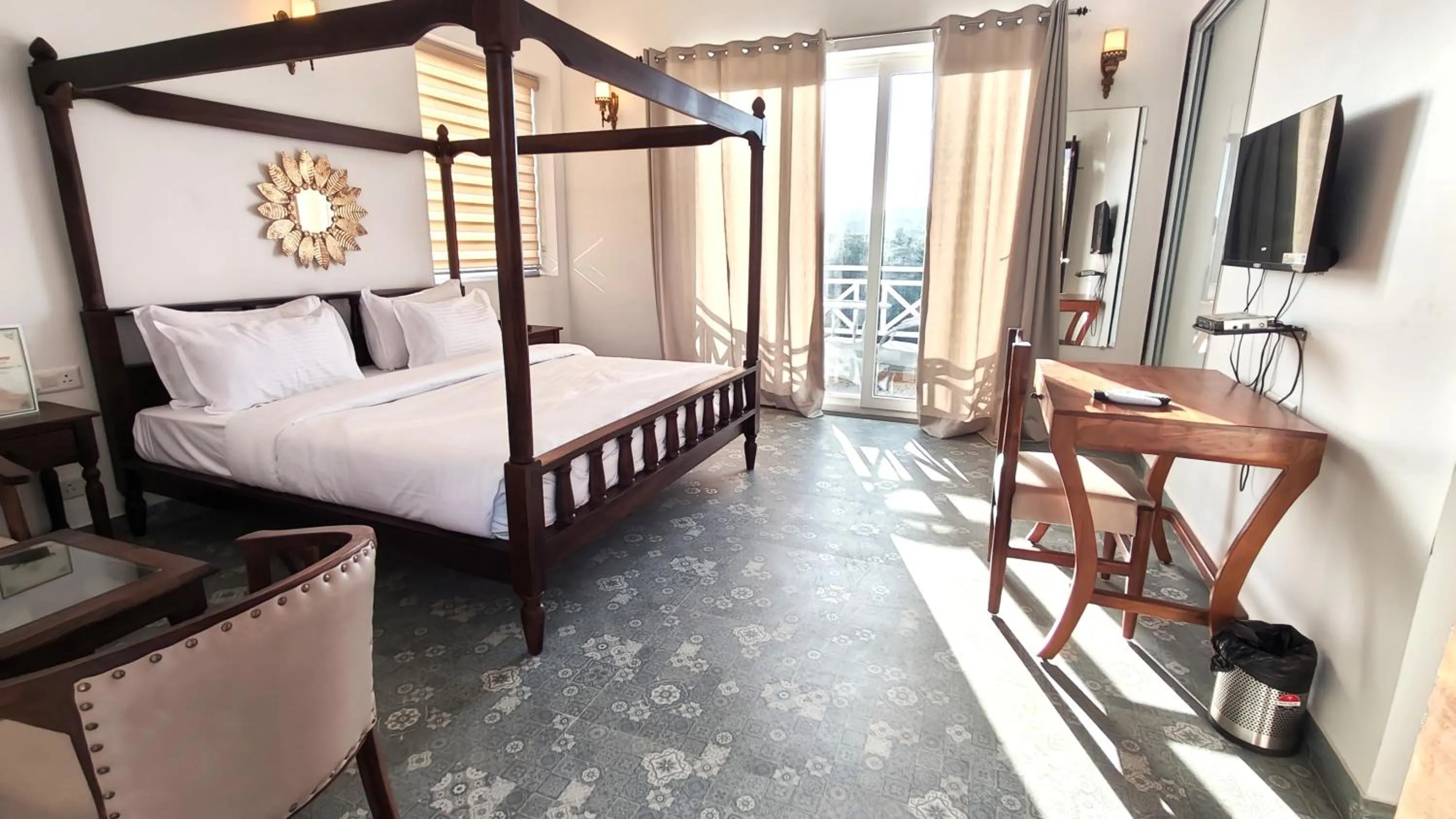 Communal lounge/ TV room, Bed in The Sky Imperial Pavoreal Jungle Resort