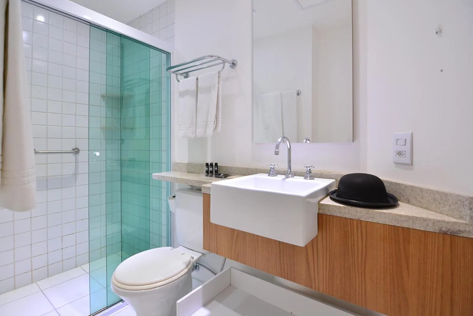 Shower in Charlie Faria Lima