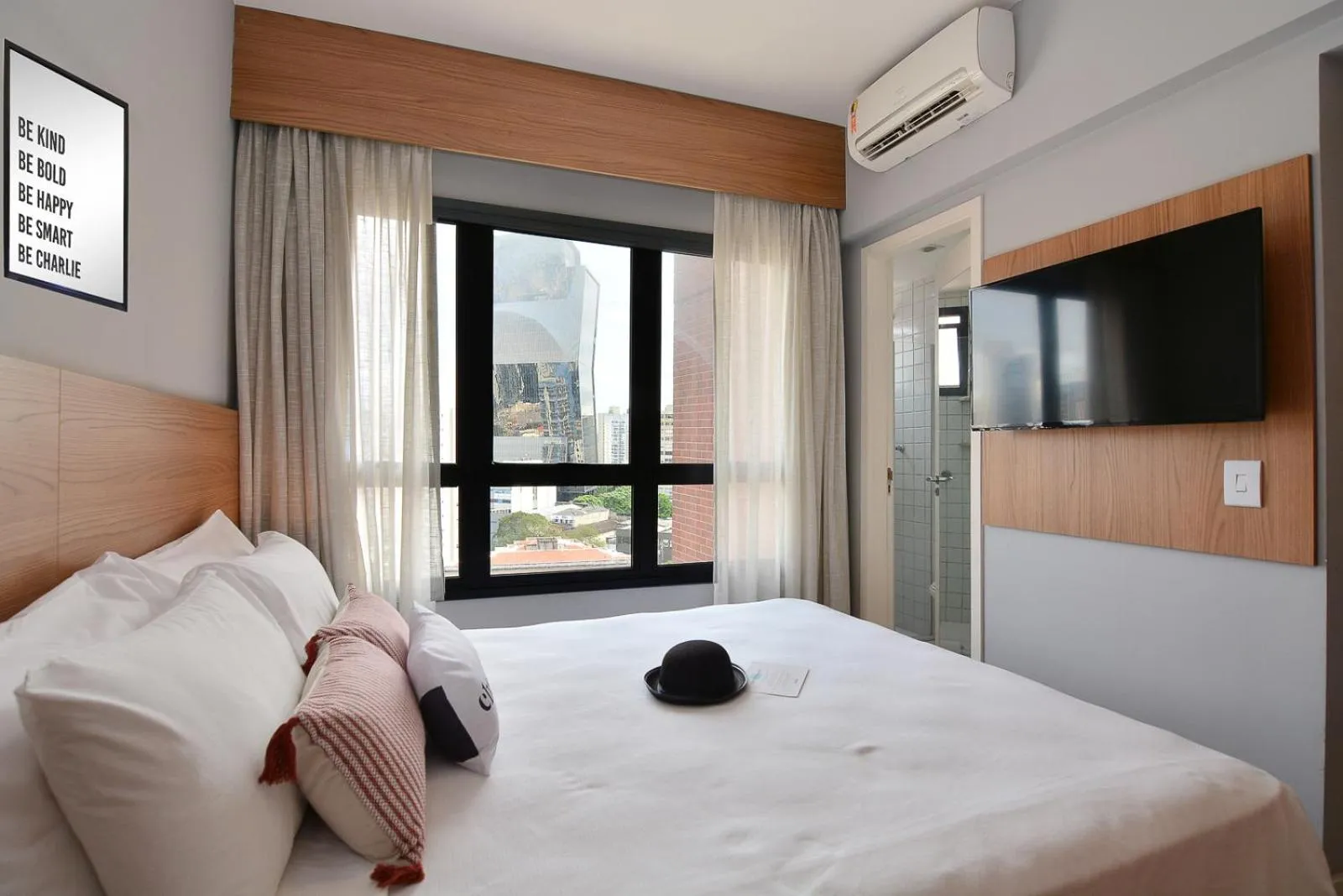 Bed in Charlie Faria Lima