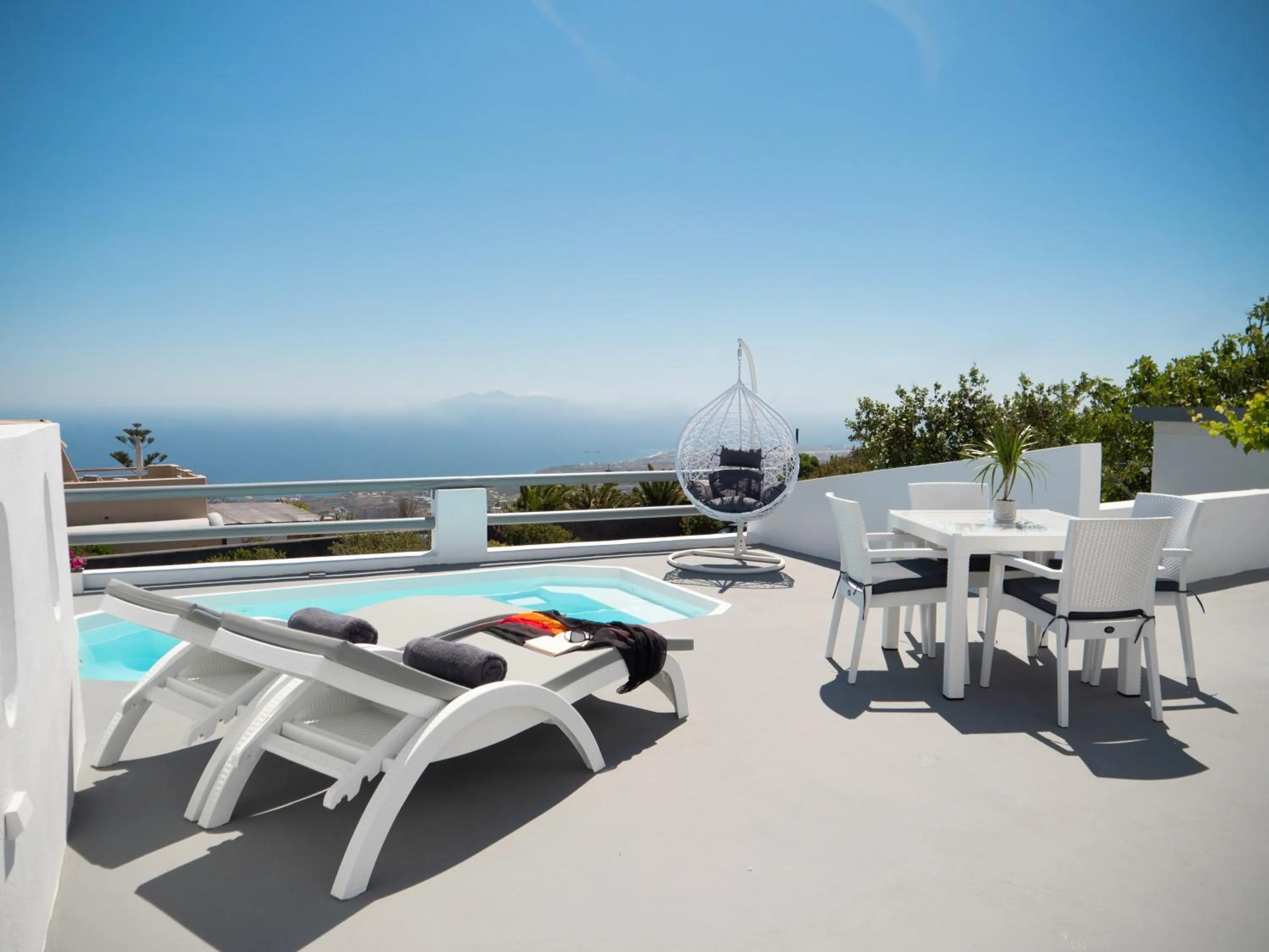 Superior Suite with Pool in Anthemis Suites