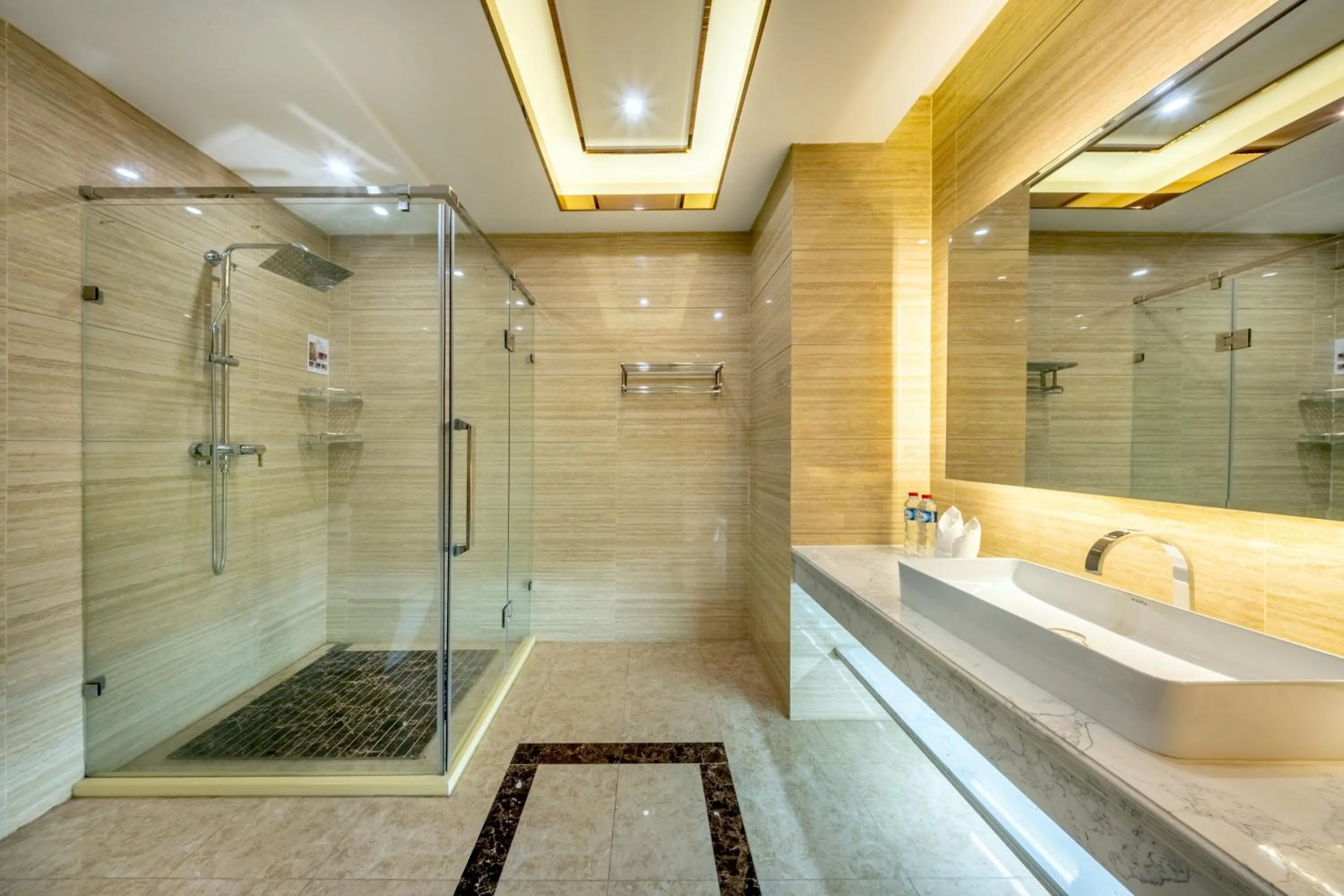 Shower in ST Hotel Wattay Airport