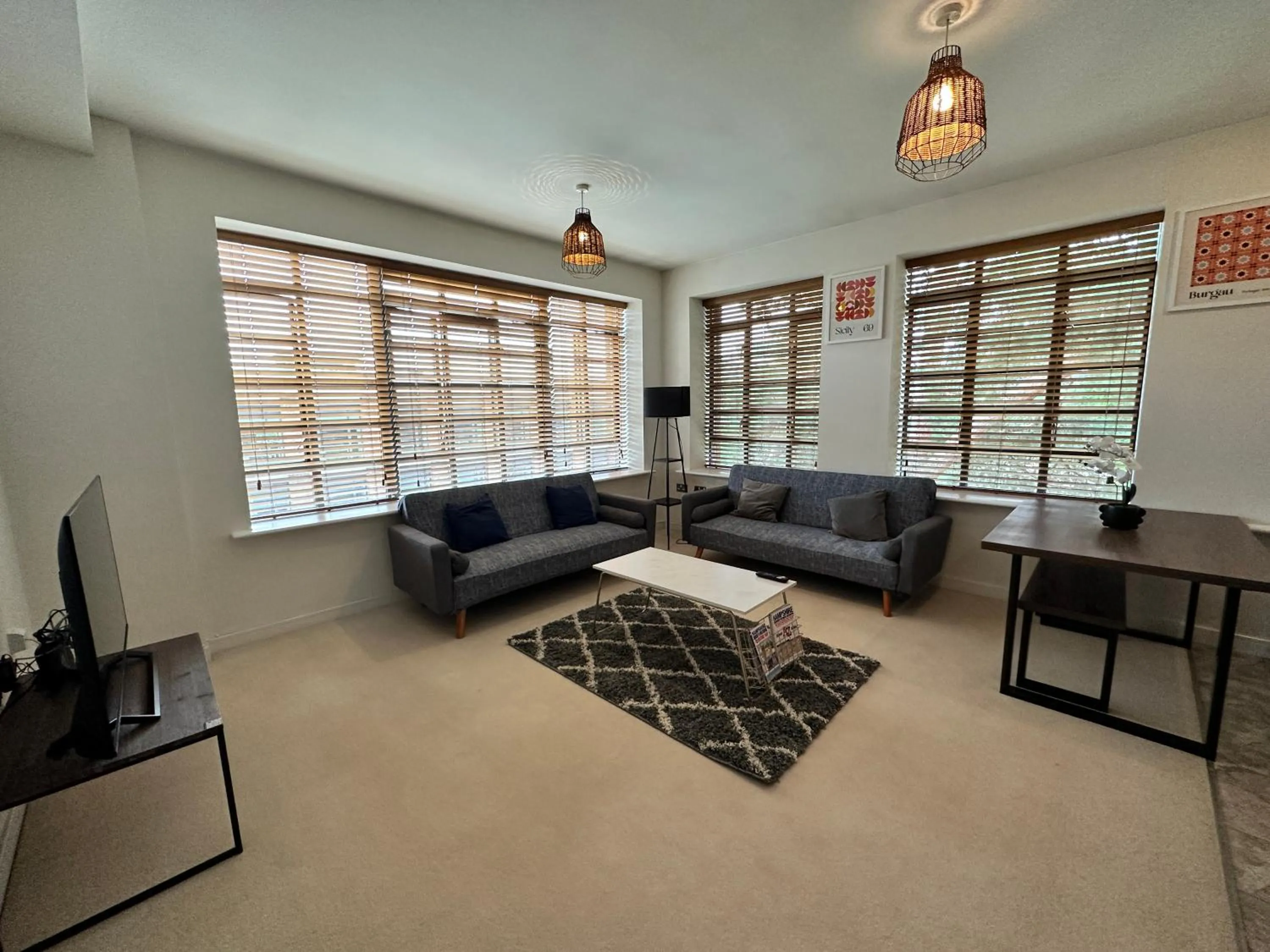 The Aviator Apartment - Farnborough - Allocated Parking, WI-FI & Self Check-in