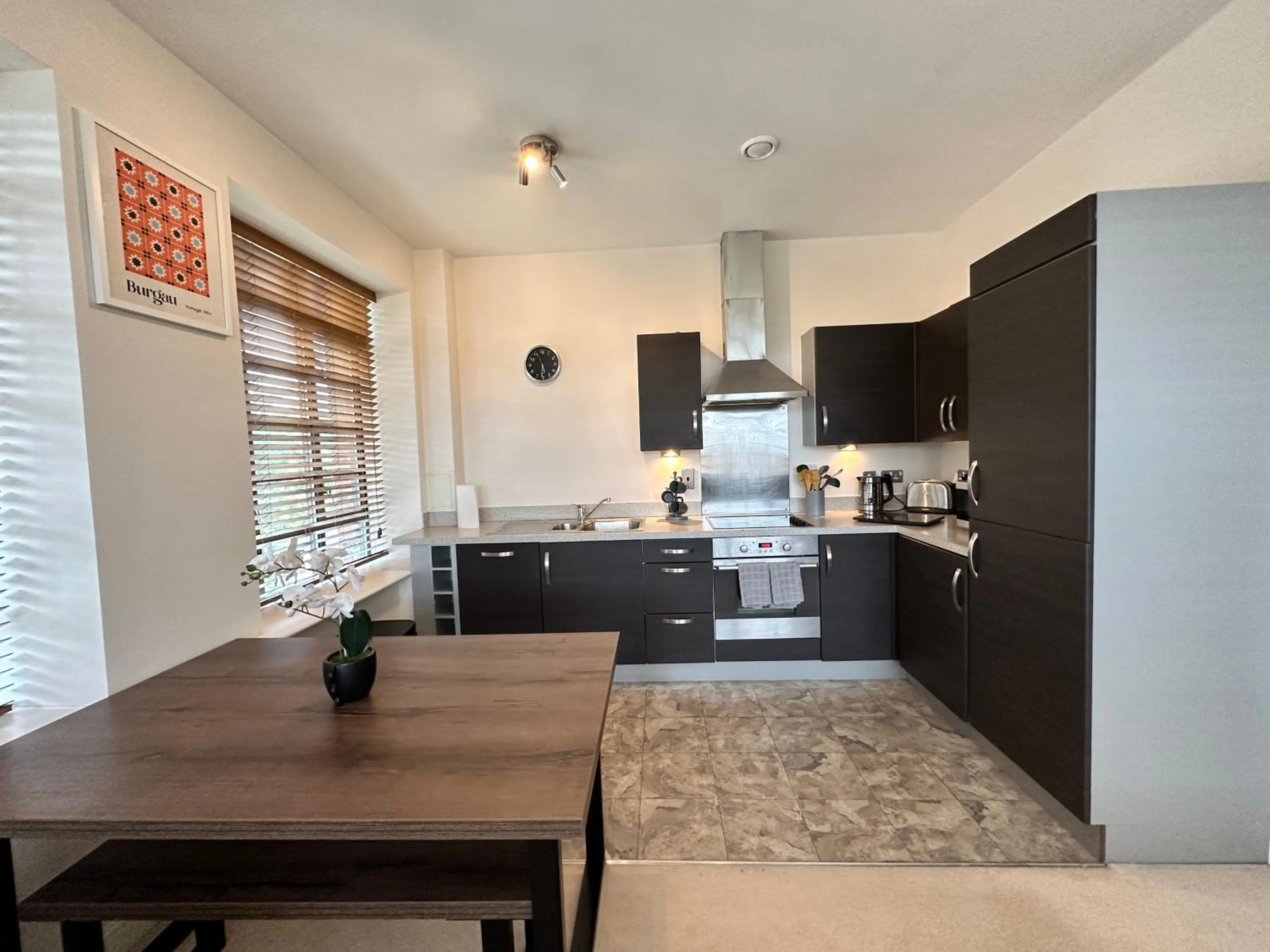 The Aviator Apartment - Farnborough - Allocated Parking, WI-FI & Self Check-in