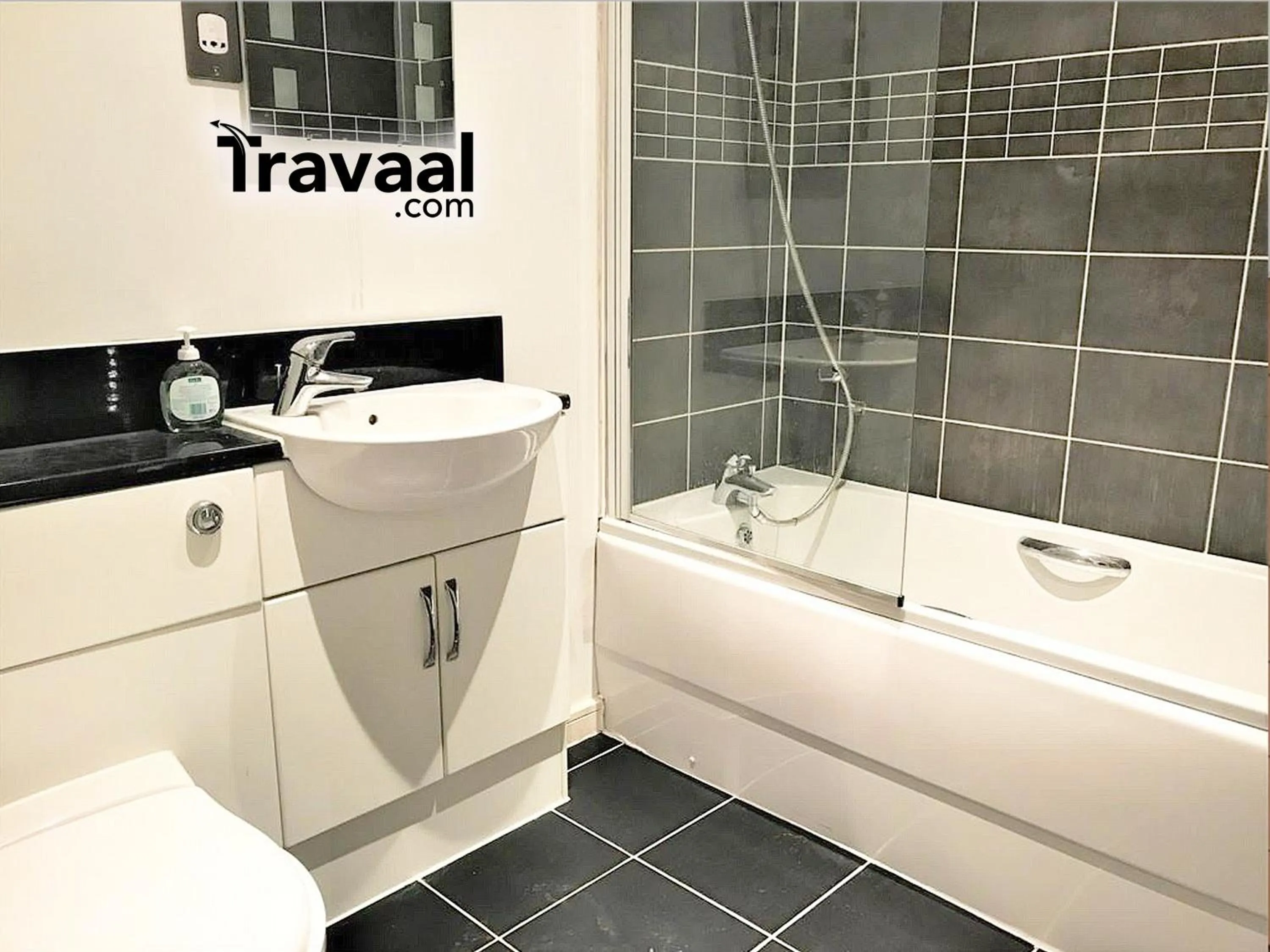 Toilet in The Aviator Apartment - Farnborough - Allocated Parking, WI-FI & Self Check-in