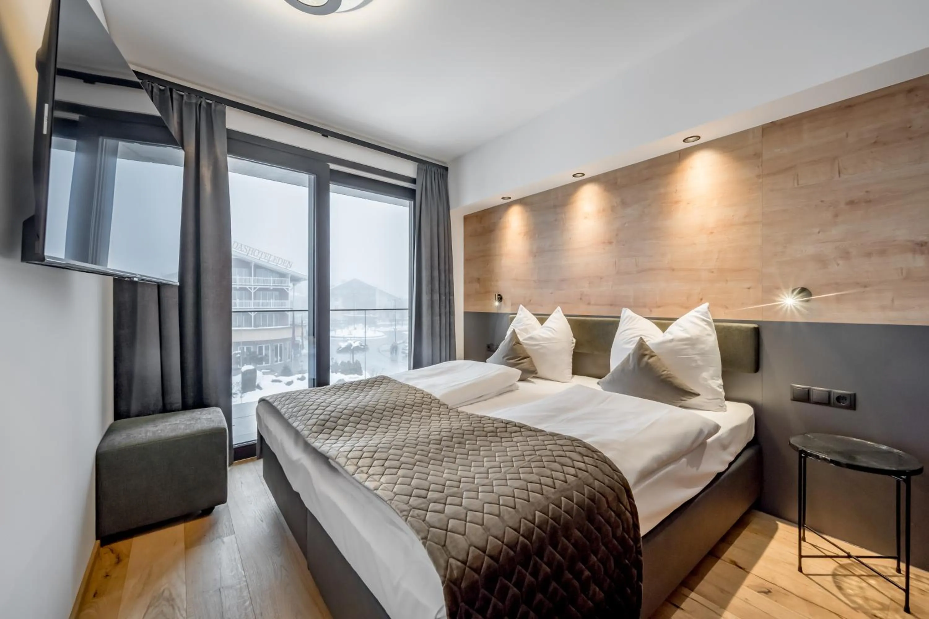 Photo of the whole room, Bed in Summit Seefeld