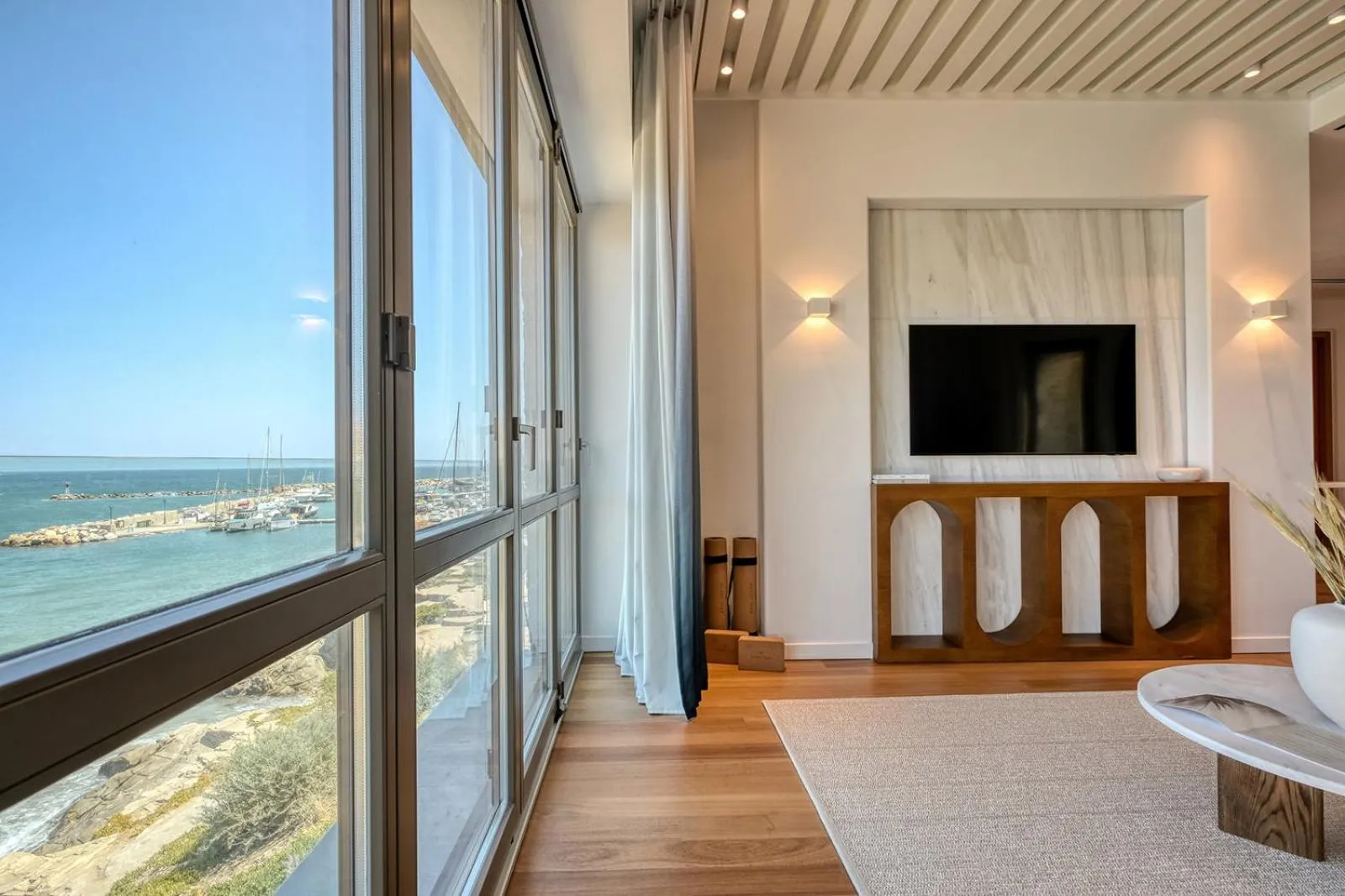 Communal lounge/ TV room in Avant Mar Paros