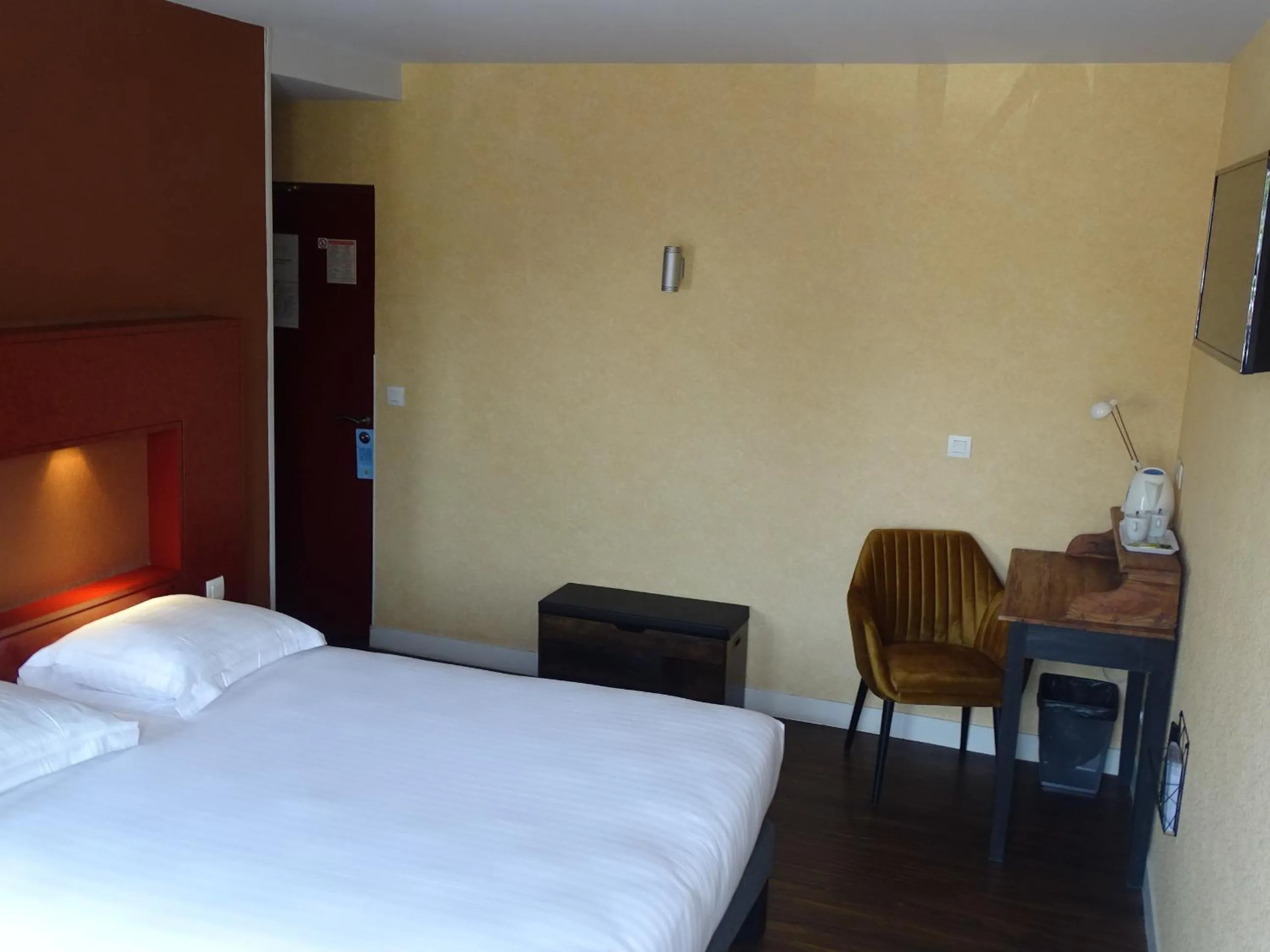 Bed in LA CROIX D'OR LOGIS Hôtels