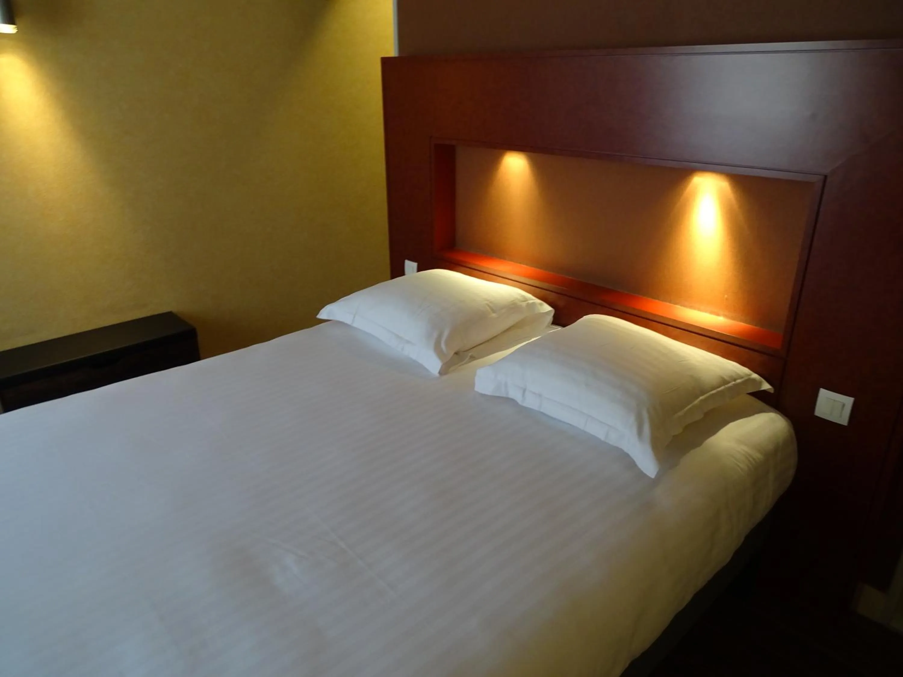 Bed in LA CROIX D'OR LOGIS Hôtels