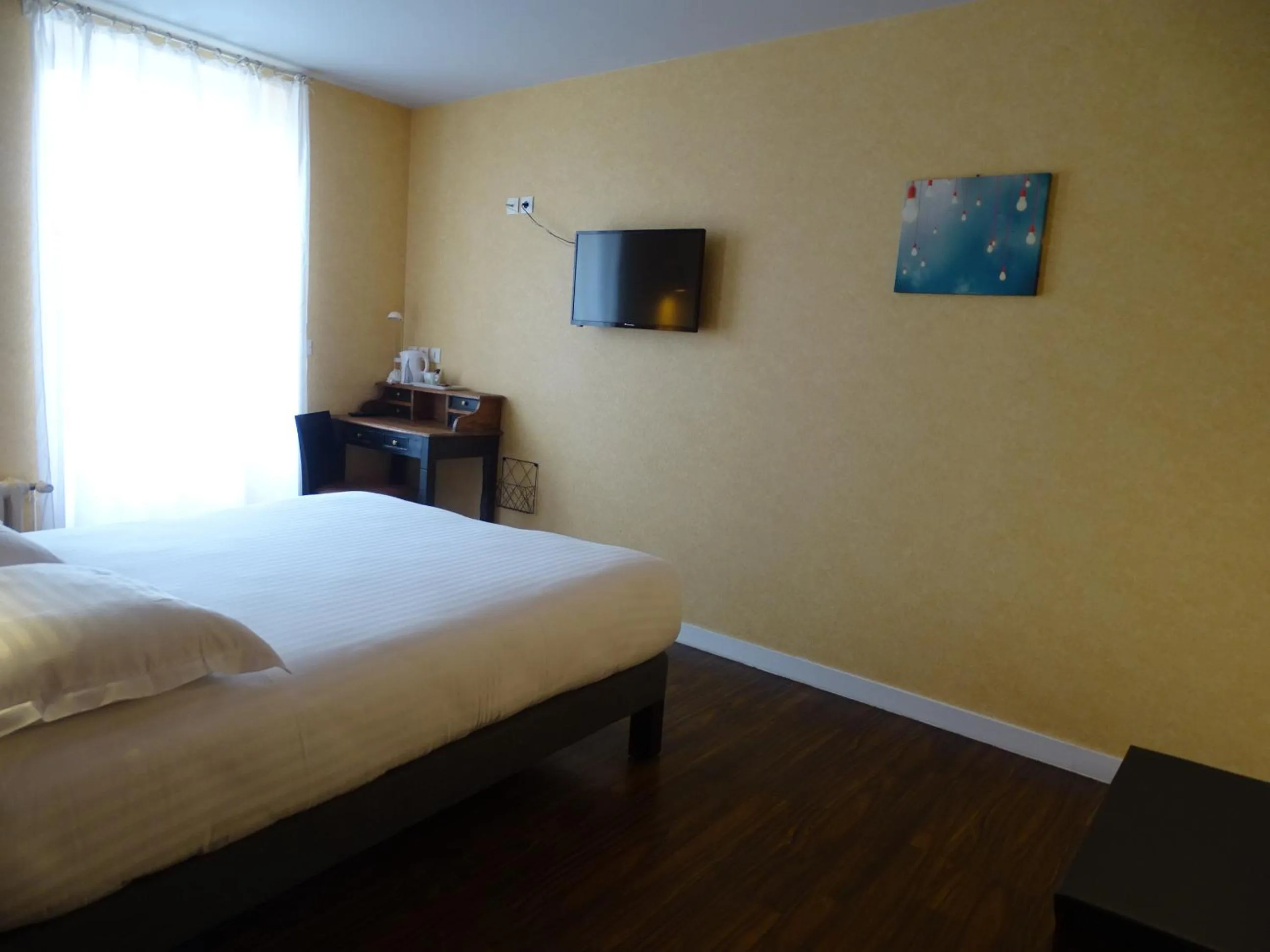 Bed in LA CROIX D'OR LOGIS Hôtels